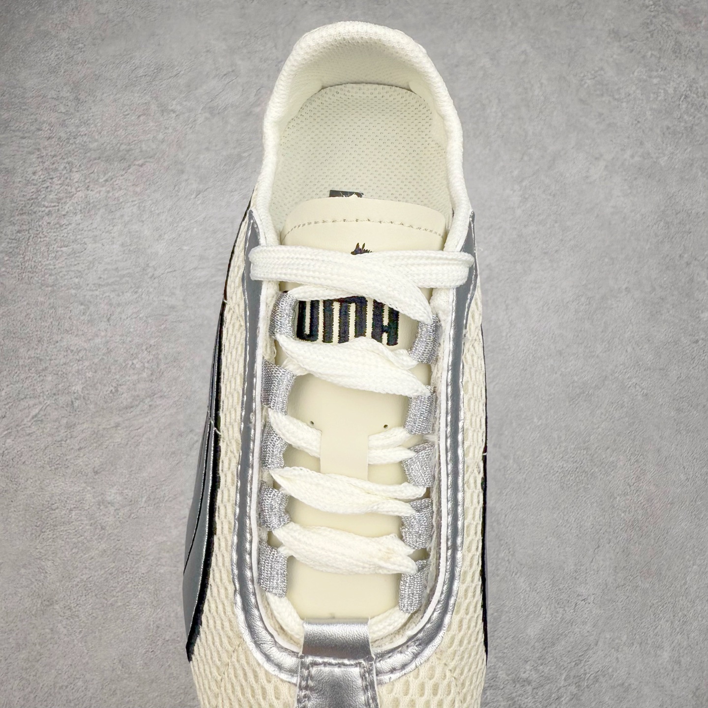 图片[5]-＃TG特价福利 PUMA Speedca OG 彪马极速赛车系列低帮德训风拼接复古百搭休闲运动赛车鞋 鞋款从80、90年代赛车手所穿的防火赛车鞋为原型，鞋身线条模仿了赛车的流线廓形，体现了空气动力学原理的结构。简约流畅的外观，恰好又和贯穿其中的Formstrip Logo融合恰到好处，视觉上细节丰富且协调。本次Speedcat OG鞋款归来，最大看点自然式保留了窄版鞋型以及薄底构造。这两年各品牌鞋底越做越厚，Speedcat反其道而行之，上脚几乎无鞋底的效果带来耳目一新的视觉体验。鞋面依旧是以质感细腻的麂皮材质打造，并且大面积近乎全包裹的使用，复古味道也愈发浓烈。配色上更是将最原始的黑色和红色带回，向F1赛车队的标志性队服致敬。相信让各位一眼种草的更多是出挑的大红色，上脚即可瞬间点亮整体造型，在以球鞋为核心的OOTD中脱颖而出。而另一款黑色则是低调的万金油，彰显新潮个性的同时又不喧宾夺主，也是热爱简约系穿搭朋友的首选。 尺码：35.5 36 37 37.5 38 38.5 39 40 40.5 41 42 42.5 43 44 44.5 45-选品中心