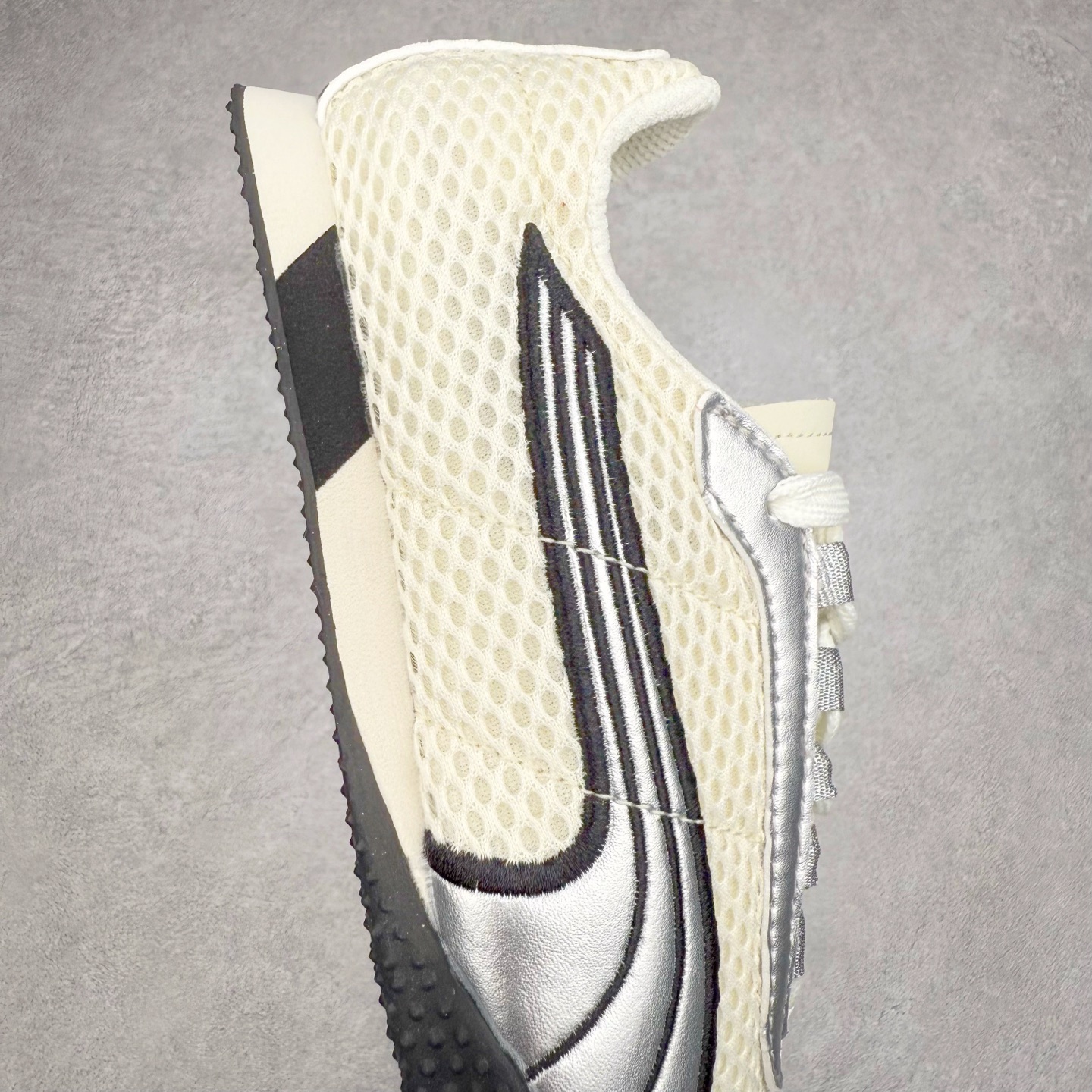 图片[6]-＃TG特价福利 PUMA Speedca OG 彪马极速赛车系列低帮德训风拼接复古百搭休闲运动赛车鞋 鞋款从80、90年代赛车手所穿的防火赛车鞋为原型，鞋身线条模仿了赛车的流线廓形，体现了空气动力学原理的结构。简约流畅的外观，恰好又和贯穿其中的Formstrip Logo融合恰到好处，视觉上细节丰富且协调。本次Speedcat OG鞋款归来，最大看点自然式保留了窄版鞋型以及薄底构造。这两年各品牌鞋底越做越厚，Speedcat反其道而行之，上脚几乎无鞋底的效果带来耳目一新的视觉体验。鞋面依旧是以质感细腻的麂皮材质打造，并且大面积近乎全包裹的使用，复古味道也愈发浓烈。配色上更是将最原始的黑色和红色带回，向F1赛车队的标志性队服致敬。相信让各位一眼种草的更多是出挑的大红色，上脚即可瞬间点亮整体造型，在以球鞋为核心的OOTD中脱颖而出。而另一款黑色则是低调的万金油，彰显新潮个性的同时又不喧宾夺主，也是热爱简约系穿搭朋友的首选。 尺码：35.5 36 37 37.5 38 38.5 39 40 40.5 41 42 42.5 43 44 44.5 45-选品中心