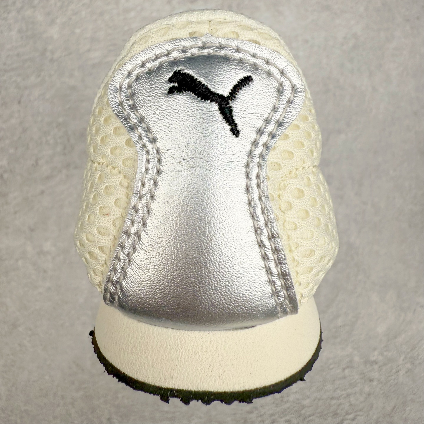 图片[8]-＃TG特价福利 PUMA Speedca OG 彪马极速赛车系列低帮德训风拼接复古百搭休闲运动赛车鞋 鞋款从80、90年代赛车手所穿的防火赛车鞋为原型，鞋身线条模仿了赛车的流线廓形，体现了空气动力学原理的结构。简约流畅的外观，恰好又和贯穿其中的Formstrip Logo融合恰到好处，视觉上细节丰富且协调。本次Speedcat OG鞋款归来，最大看点自然式保留了窄版鞋型以及薄底构造。这两年各品牌鞋底越做越厚，Speedcat反其道而行之，上脚几乎无鞋底的效果带来耳目一新的视觉体验。鞋面依旧是以质感细腻的麂皮材质打造，并且大面积近乎全包裹的使用，复古味道也愈发浓烈。配色上更是将最原始的黑色和红色带回，向F1赛车队的标志性队服致敬。相信让各位一眼种草的更多是出挑的大红色，上脚即可瞬间点亮整体造型，在以球鞋为核心的OOTD中脱颖而出。而另一款黑色则是低调的万金油，彰显新潮个性的同时又不喧宾夺主，也是热爱简约系穿搭朋友的首选。 尺码：35.5 36 37 37.5 38 38.5 39 40 40.5 41 42 42.5 43 44 44.5 45-选品中心