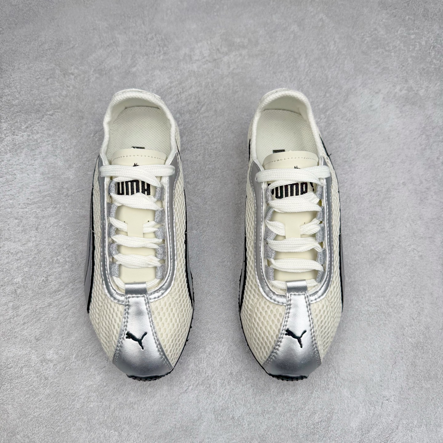 图片[2]-＃TG特价福利 PUMA Speedca OG 彪马极速赛车系列低帮德训风拼接复古百搭休闲运动赛车鞋 鞋款从80、90年代赛车手所穿的防火赛车鞋为原型，鞋身线条模仿了赛车的流线廓形，体现了空气动力学原理的结构。简约流畅的外观，恰好又和贯穿其中的Formstrip Logo融合恰到好处，视觉上细节丰富且协调。本次Speedcat OG鞋款归来，最大看点自然式保留了窄版鞋型以及薄底构造。这两年各品牌鞋底越做越厚，Speedcat反其道而行之，上脚几乎无鞋底的效果带来耳目一新的视觉体验。鞋面依旧是以质感细腻的麂皮材质打造，并且大面积近乎全包裹的使用，复古味道也愈发浓烈。配色上更是将最原始的黑色和红色带回，向F1赛车队的标志性队服致敬。相信让各位一眼种草的更多是出挑的大红色，上脚即可瞬间点亮整体造型，在以球鞋为核心的OOTD中脱颖而出。而另一款黑色则是低调的万金油，彰显新潮个性的同时又不喧宾夺主，也是热爱简约系穿搭朋友的首选。 尺码：35.5 36 37 37.5 38 38.5 39 40 40.5 41 42 42.5 43 44 44.5 45-选品中心