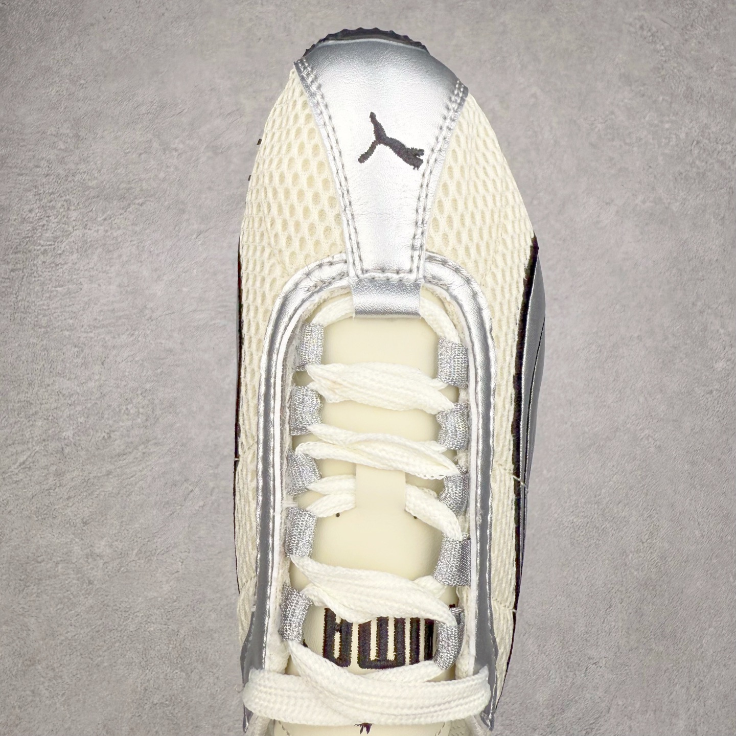 图片[4]-＃TG特价福利 PUMA Speedca OG 彪马极速赛车系列低帮德训风拼接复古百搭休闲运动赛车鞋 鞋款从80、90年代赛车手所穿的防火赛车鞋为原型，鞋身线条模仿了赛车的流线廓形，体现了空气动力学原理的结构。简约流畅的外观，恰好又和贯穿其中的Formstrip Logo融合恰到好处，视觉上细节丰富且协调。本次Speedcat OG鞋款归来，最大看点自然式保留了窄版鞋型以及薄底构造。这两年各品牌鞋底越做越厚，Speedcat反其道而行之，上脚几乎无鞋底的效果带来耳目一新的视觉体验。鞋面依旧是以质感细腻的麂皮材质打造，并且大面积近乎全包裹的使用，复古味道也愈发浓烈。配色上更是将最原始的黑色和红色带回，向F1赛车队的标志性队服致敬。相信让各位一眼种草的更多是出挑的大红色，上脚即可瞬间点亮整体造型，在以球鞋为核心的OOTD中脱颖而出。而另一款黑色则是低调的万金油，彰显新潮个性的同时又不喧宾夺主，也是热爱简约系穿搭朋友的首选。 尺码：35.5 36 37 37.5 38 38.5 39 40 40.5 41 42 42.5 43 44 44.5 45-选品中心