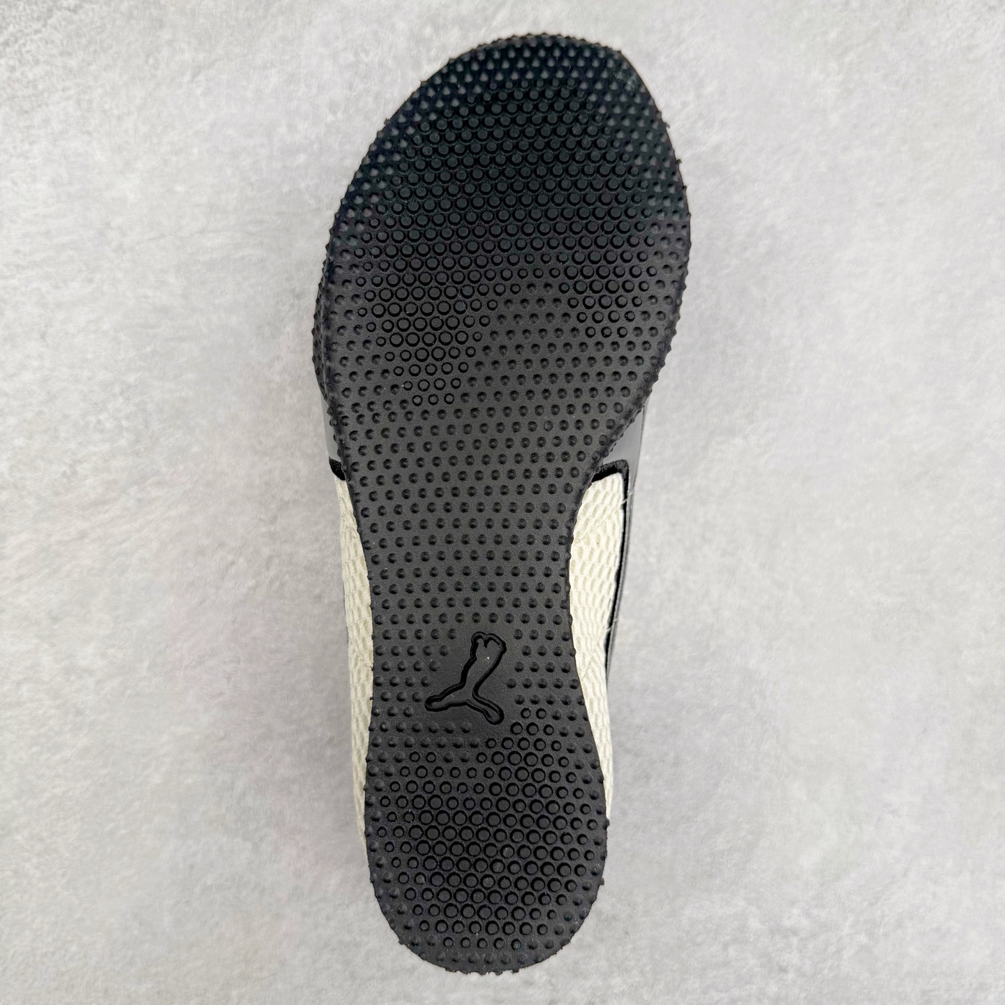 图片[9]-＃TG特价福利 PUMA Speedca OG 彪马极速赛车系列低帮德训风拼接复古百搭休闲运动赛车鞋 鞋款从80、90年代赛车手所穿的防火赛车鞋为原型，鞋身线条模仿了赛车的流线廓形，体现了空气动力学原理的结构。简约流畅的外观，恰好又和贯穿其中的Formstrip Logo融合恰到好处，视觉上细节丰富且协调。本次Speedcat OG鞋款归来，最大看点自然式保留了窄版鞋型以及薄底构造。这两年各品牌鞋底越做越厚，Speedcat反其道而行之，上脚几乎无鞋底的效果带来耳目一新的视觉体验。鞋面依旧是以质感细腻的麂皮材质打造，并且大面积近乎全包裹的使用，复古味道也愈发浓烈。配色上更是将最原始的黑色和红色带回，向F1赛车队的标志性队服致敬。相信让各位一眼种草的更多是出挑的大红色，上脚即可瞬间点亮整体造型，在以球鞋为核心的OOTD中脱颖而出。而另一款黑色则是低调的万金油，彰显新潮个性的同时又不喧宾夺主，也是热爱简约系穿搭朋友的首选。 尺码：35.5 36 37 37.5 38 38.5 39 40 40.5 41 42 42.5 43 44 44.5 45-选品中心