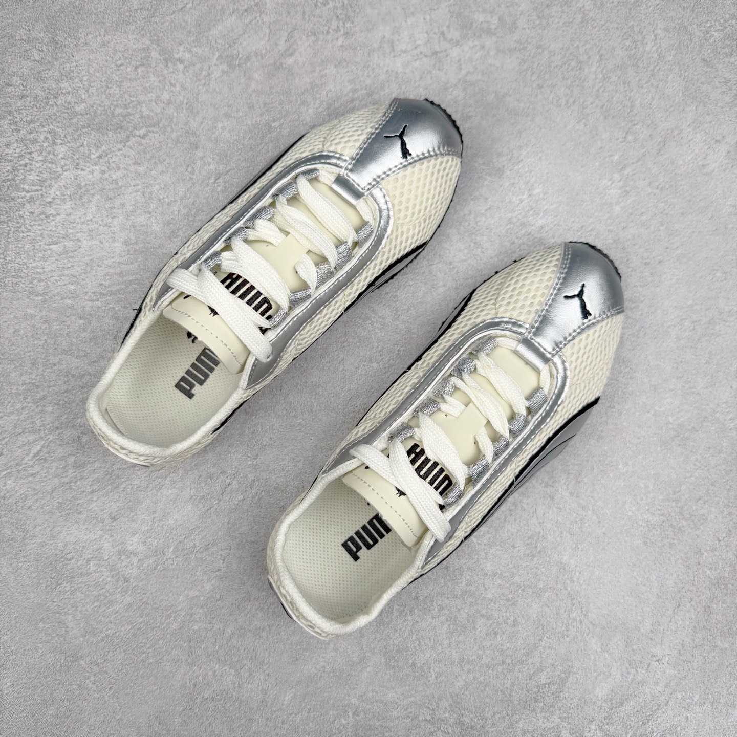 图片[3]-＃TG特价福利 PUMA Speedca OG 彪马极速赛车系列低帮德训风拼接复古百搭休闲运动赛车鞋 鞋款从80、90年代赛车手所穿的防火赛车鞋为原型，鞋身线条模仿了赛车的流线廓形，体现了空气动力学原理的结构。简约流畅的外观，恰好又和贯穿其中的Formstrip Logo融合恰到好处，视觉上细节丰富且协调。本次Speedcat OG鞋款归来，最大看点自然式保留了窄版鞋型以及薄底构造。这两年各品牌鞋底越做越厚，Speedcat反其道而行之，上脚几乎无鞋底的效果带来耳目一新的视觉体验。鞋面依旧是以质感细腻的麂皮材质打造，并且大面积近乎全包裹的使用，复古味道也愈发浓烈。配色上更是将最原始的黑色和红色带回，向F1赛车队的标志性队服致敬。相信让各位一眼种草的更多是出挑的大红色，上脚即可瞬间点亮整体造型，在以球鞋为核心的OOTD中脱颖而出。而另一款黑色则是低调的万金油，彰显新潮个性的同时又不喧宾夺主，也是热爱简约系穿搭朋友的首选。 尺码：35.5 36 37 37.5 38 38.5 39 40 40.5 41 42 42.5 43 44 44.5 45-选品中心