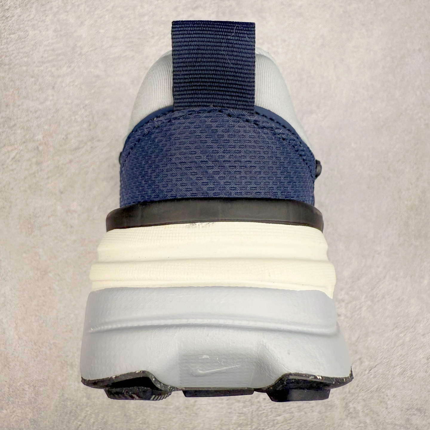 图片[8]-NK V2K Runtekk 减震防滑低帮 复古老爹鞋跑步鞋 FD0736-008 鞋款被命名为 Runtekk 设计上借鉴了 2000 年的跑鞋风格 配色上以金属银为主调 简练又有复古运动气质 材质上使用大面积网眼、皮革、TPU 组成 支撑和透气性肯定不错 中底处由 Cushlon 泡绵打造 保证在压马路时可以提供优秀脚感 并通过一手做旧氧化效果突出复古感 中底造型很容易让大家联想到巴黎世家3XL 增高效果同样不能忽视 尺码：36 36.5 37.5 38 38.5 39 40 40.5 41 42 42.5 43 44 44.5 45-选品中心