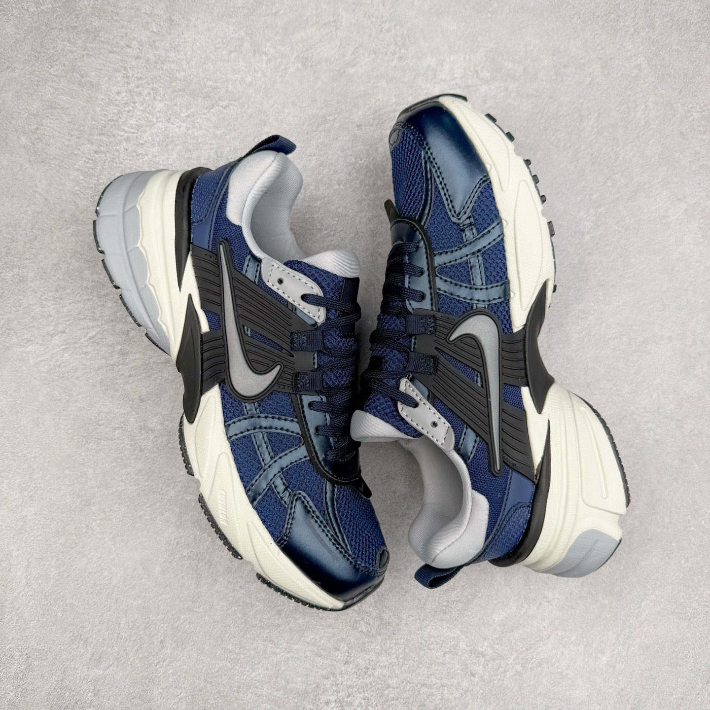 图片[3]-NK V2K Runtekk 减震防滑低帮 复古老爹鞋跑步鞋 FD0736-008 鞋款被命名为 Runtekk 设计上借鉴了 2000 年的跑鞋风格 配色上以金属银为主调 简练又有复古运动气质 材质上使用大面积网眼、皮革、TPU 组成 支撑和透气性肯定不错 中底处由 Cushlon 泡绵打造 保证在压马路时可以提供优秀脚感 并通过一手做旧氧化效果突出复古感 中底造型很容易让大家联想到巴黎世家3XL 增高效果同样不能忽视 尺码：36 36.5 37.5 38 38.5 39 40 40.5 41 42 42.5 43 44 44.5 45-选品中心