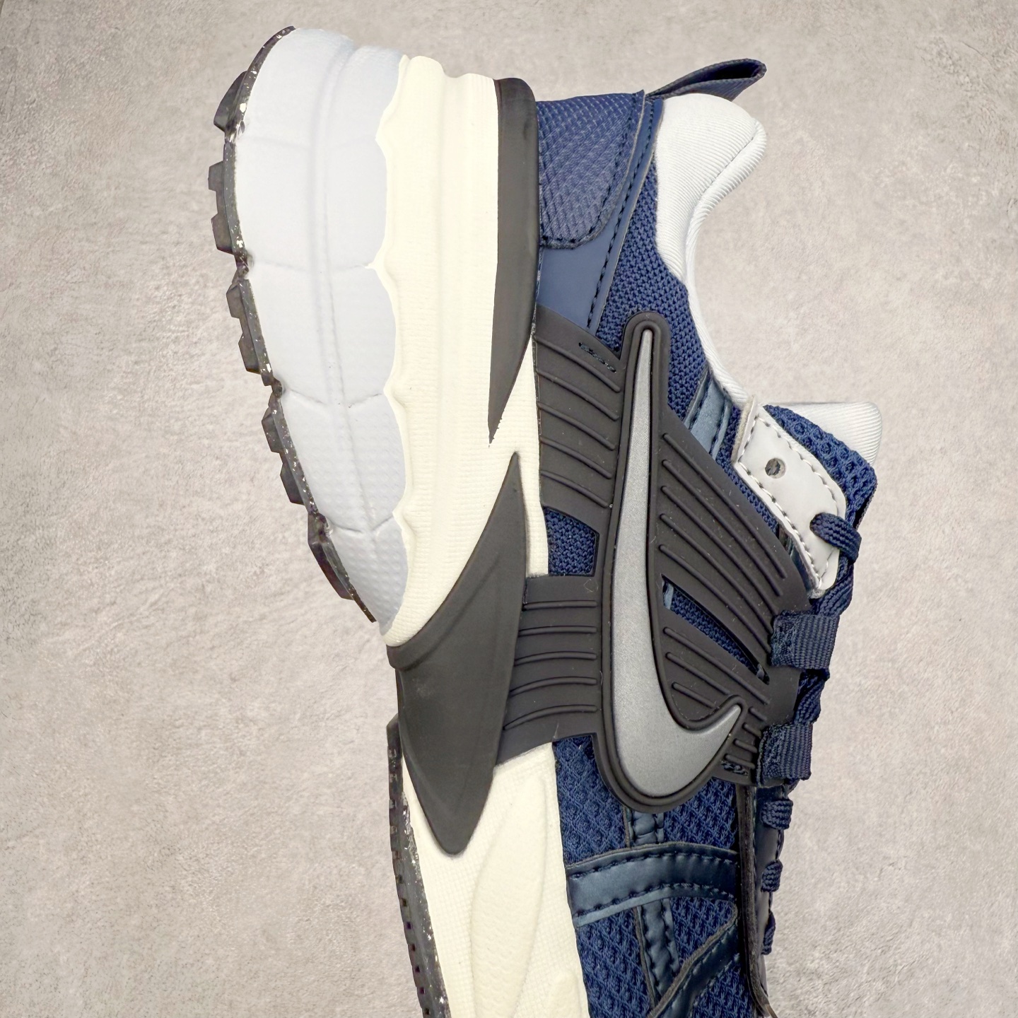 图片[6]-NK V2K Runtekk 减震防滑低帮 复古老爹鞋跑步鞋 FD0736-008 鞋款被命名为 Runtekk 设计上借鉴了 2000 年的跑鞋风格 配色上以金属银为主调 简练又有复古运动气质 材质上使用大面积网眼、皮革、TPU 组成 支撑和透气性肯定不错 中底处由 Cushlon 泡绵打造 保证在压马路时可以提供优秀脚感 并通过一手做旧氧化效果突出复古感 中底造型很容易让大家联想到巴黎世家3XL 增高效果同样不能忽视 尺码：36 36.5 37.5 38 38.5 39 40 40.5 41 42 42.5 43 44 44.5 45-选品中心