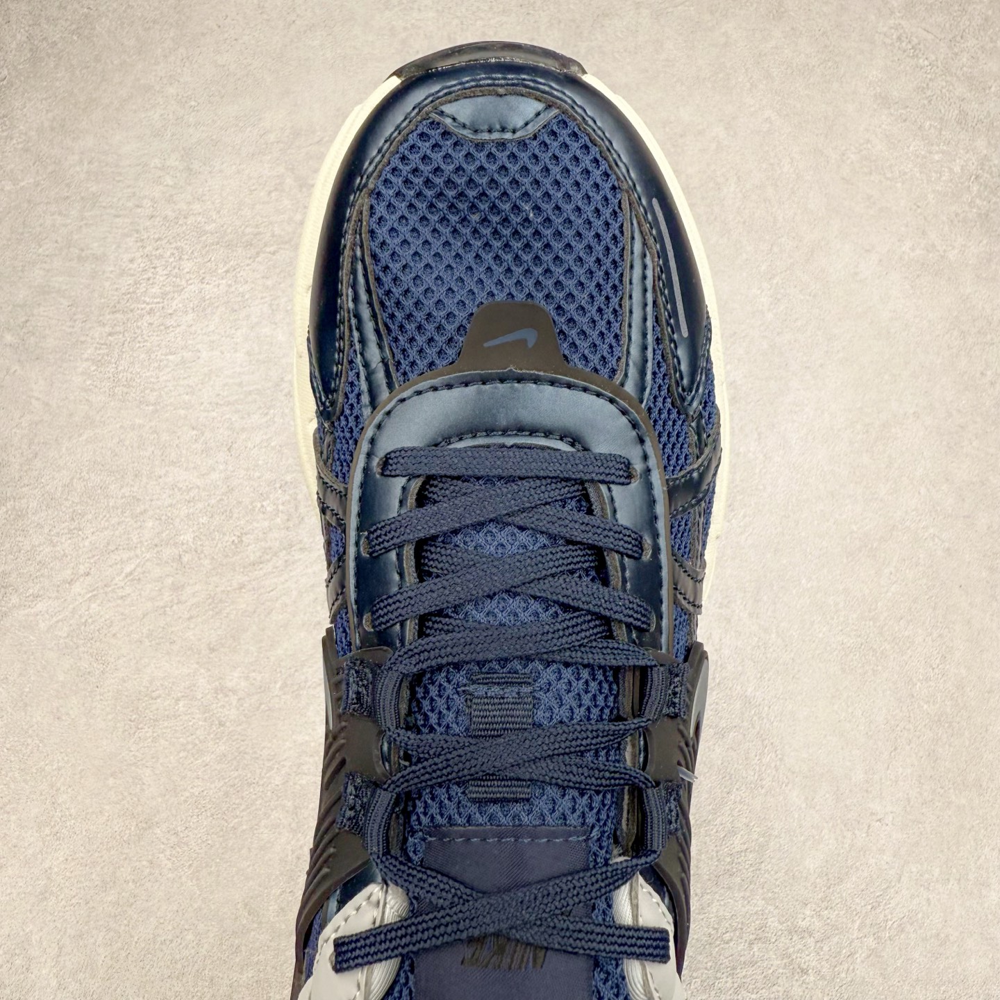 图片[4]-NK V2K Runtekk 减震防滑低帮 复古老爹鞋跑步鞋 FD0736-008 鞋款被命名为 Runtekk 设计上借鉴了 2000 年的跑鞋风格 配色上以金属银为主调 简练又有复古运动气质 材质上使用大面积网眼、皮革、TPU 组成 支撑和透气性肯定不错 中底处由 Cushlon 泡绵打造 保证在压马路时可以提供优秀脚感 并通过一手做旧氧化效果突出复古感 中底造型很容易让大家联想到巴黎世家3XL 增高效果同样不能忽视 尺码：36 36.5 37.5 38 38.5 39 40 40.5 41 42 42.5 43 44 44.5 45-选品中心