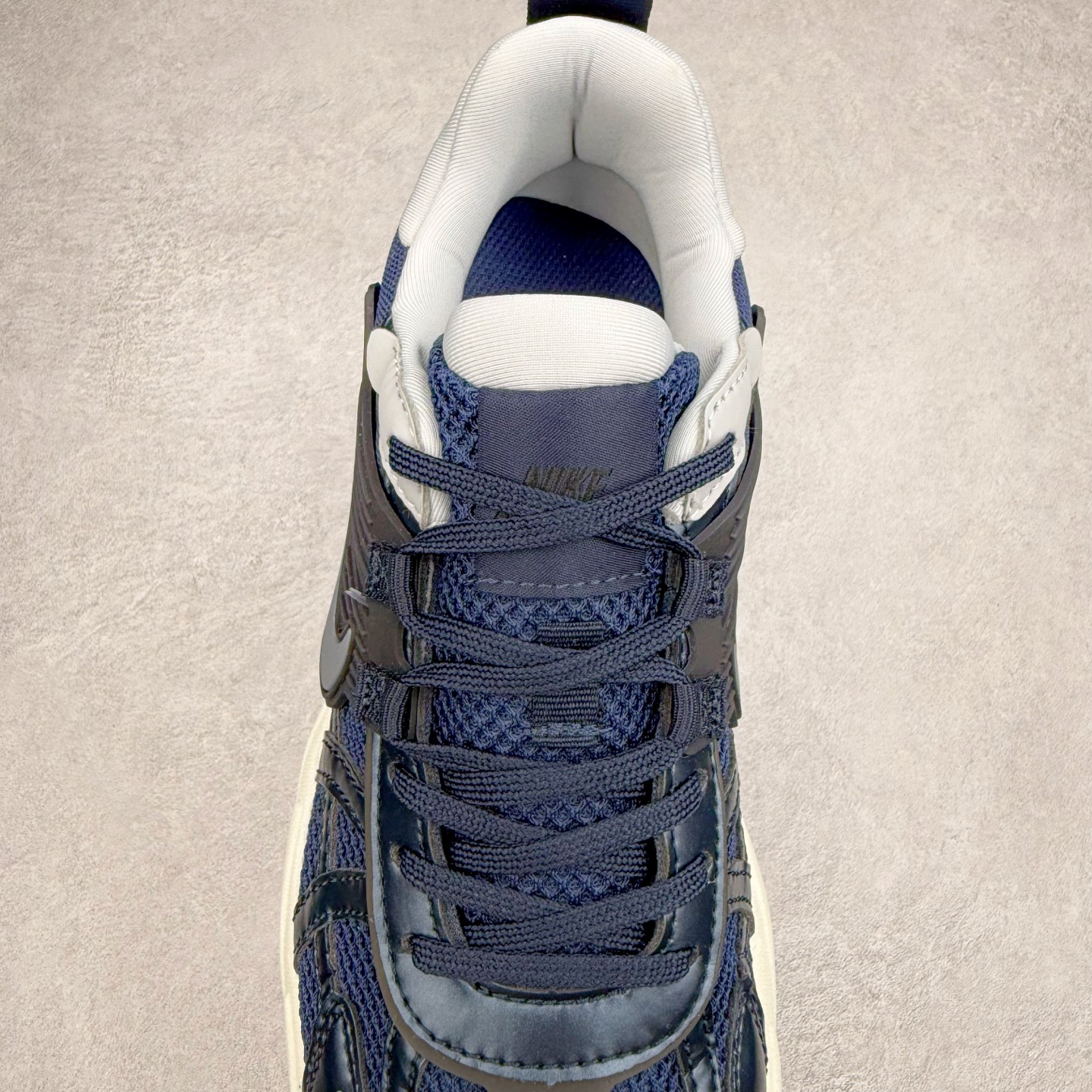 图片[5]-NK V2K Runtekk 减震防滑低帮 复古老爹鞋跑步鞋 FD0736-008 鞋款被命名为 Runtekk 设计上借鉴了 2000 年的跑鞋风格 配色上以金属银为主调 简练又有复古运动气质 材质上使用大面积网眼、皮革、TPU 组成 支撑和透气性肯定不错 中底处由 Cushlon 泡绵打造 保证在压马路时可以提供优秀脚感 并通过一手做旧氧化效果突出复古感 中底造型很容易让大家联想到巴黎世家3XL 增高效果同样不能忽视 尺码：36 36.5 37.5 38 38.5 39 40 40.5 41 42 42.5 43 44 44.5 45-选品中心