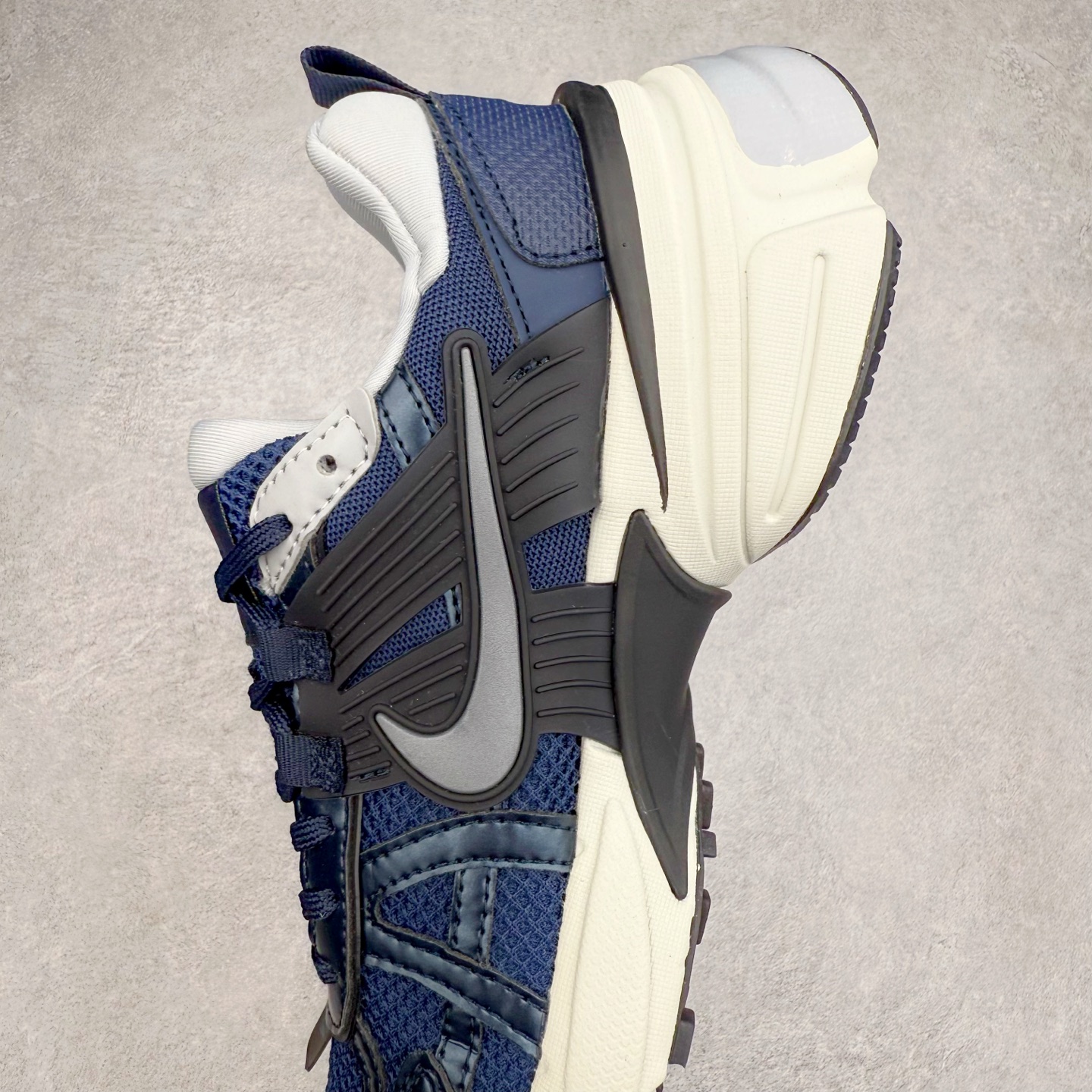 图片[7]-NK V2K Runtekk 减震防滑低帮 复古老爹鞋跑步鞋 FD0736-008 鞋款被命名为 Runtekk 设计上借鉴了 2000 年的跑鞋风格 配色上以金属银为主调 简练又有复古运动气质 材质上使用大面积网眼、皮革、TPU 组成 支撑和透气性肯定不错 中底处由 Cushlon 泡绵打造 保证在压马路时可以提供优秀脚感 并通过一手做旧氧化效果突出复古感 中底造型很容易让大家联想到巴黎世家3XL 增高效果同样不能忽视 尺码：36 36.5 37.5 38 38.5 39 40 40.5 41 42 42.5 43 44 44.5 45-选品中心