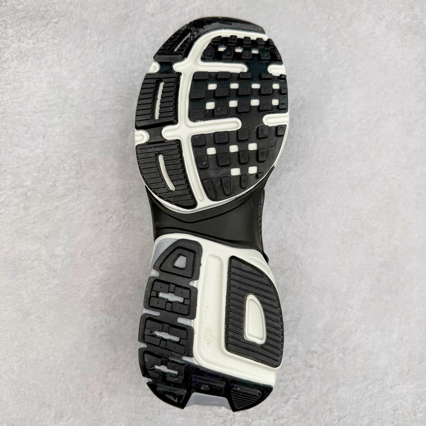 图片[9]-NK V2K Runtekk 减震防滑低帮 复古老爹鞋跑步鞋 FD0736-008 鞋款被命名为 Runtekk 设计上借鉴了 2000 年的跑鞋风格 配色上以金属银为主调 简练又有复古运动气质 材质上使用大面积网眼、皮革、TPU 组成 支撑和透气性肯定不错 中底处由 Cushlon 泡绵打造 保证在压马路时可以提供优秀脚感 并通过一手做旧氧化效果突出复古感 中底造型很容易让大家联想到巴黎世家3XL 增高效果同样不能忽视 尺码：36 36.5 37.5 38 38.5 39 40 40.5 41 42 42.5 43 44 44.5 45-选品中心