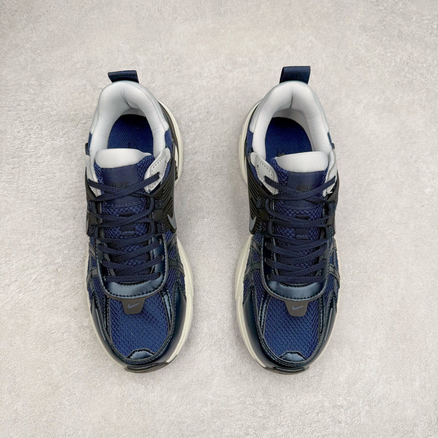 图片[2]-NK V2K Runtekk 减震防滑低帮 复古老爹鞋跑步鞋 FD0736-008 鞋款被命名为 Runtekk 设计上借鉴了 2000 年的跑鞋风格 配色上以金属银为主调 简练又有复古运动气质 材质上使用大面积网眼、皮革、TPU 组成 支撑和透气性肯定不错 中底处由 Cushlon 泡绵打造 保证在压马路时可以提供优秀脚感 并通过一手做旧氧化效果突出复古感 中底造型很容易让大家联想到巴黎世家3XL 增高效果同样不能忽视 尺码：36 36.5 37.5 38 38.5 39 40 40.5 41 42 42.5 43 44 44.5 45-选品中心