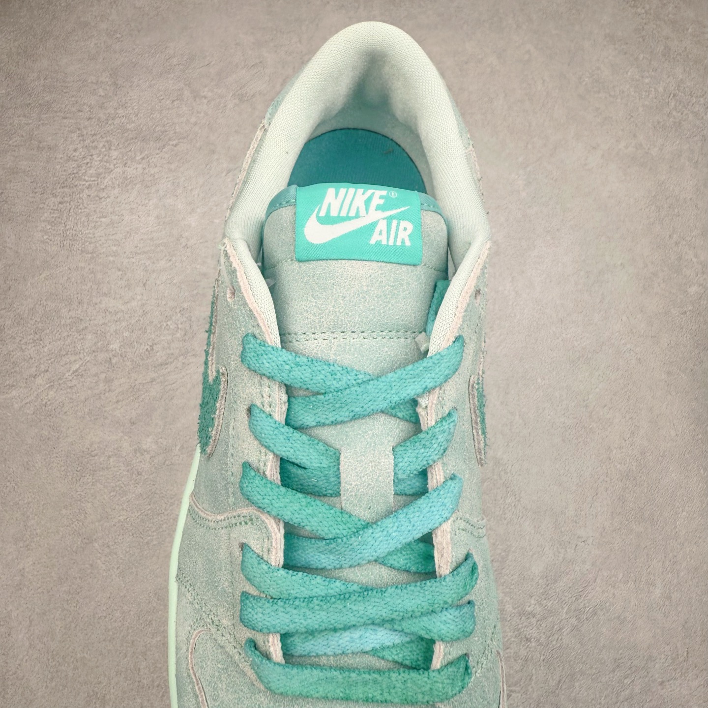 图片[5]-＃K版 Air Jordan AJ1 Low 低帮 蓝绿色HQ8111-300 全新流水线出品 DT版本唯一平替选择 市场第二梯队最强版 全部原鞋开发 原楦原纸板开发 全鞋电脑针车 原厂内置全掌气垫 原盒内在原标 唯一Zp原版鞋带绑法 免检产品 全新2022版型 全头层皮料 完美零毛边处理 原厂配置全掌气垫 价格定位良心 几十个配色陆续出货 实拍调校N版已经零色差零失真 百分百还原实物色彩所见即所得 不存在货不对板色差等低级问题 选购参考实物拍摄 不混卖不参货 只用心做好货严格选品 承诺混一赔十 尺码：36 36.5 37.5 38 38.5 39 40 40.5 41 42 42.5 43 44 44.5 45-选品中心