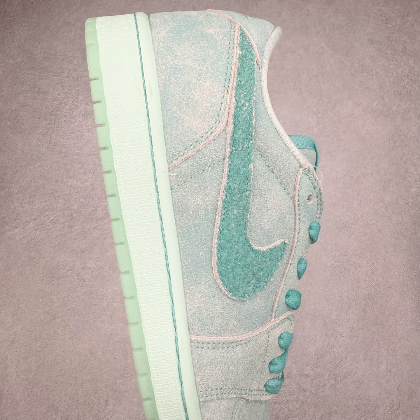 图片[6]-＃K版 Air Jordan AJ1 Low 低帮 蓝绿色HQ8111-300 全新流水线出品 DT版本唯一平替选择 市场第二梯队最强版 全部原鞋开发 原楦原纸板开发 全鞋电脑针车 原厂内置全掌气垫 原盒内在原标 唯一Zp原版鞋带绑法 免检产品 全新2022版型 全头层皮料 完美零毛边处理 原厂配置全掌气垫 价格定位良心 几十个配色陆续出货 实拍调校N版已经零色差零失真 百分百还原实物色彩所见即所得 不存在货不对板色差等低级问题 选购参考实物拍摄 不混卖不参货 只用心做好货严格选品 承诺混一赔十 尺码：36 36.5 37.5 38 38.5 39 40 40.5 41 42 42.5 43 44 44.5 45-选品中心