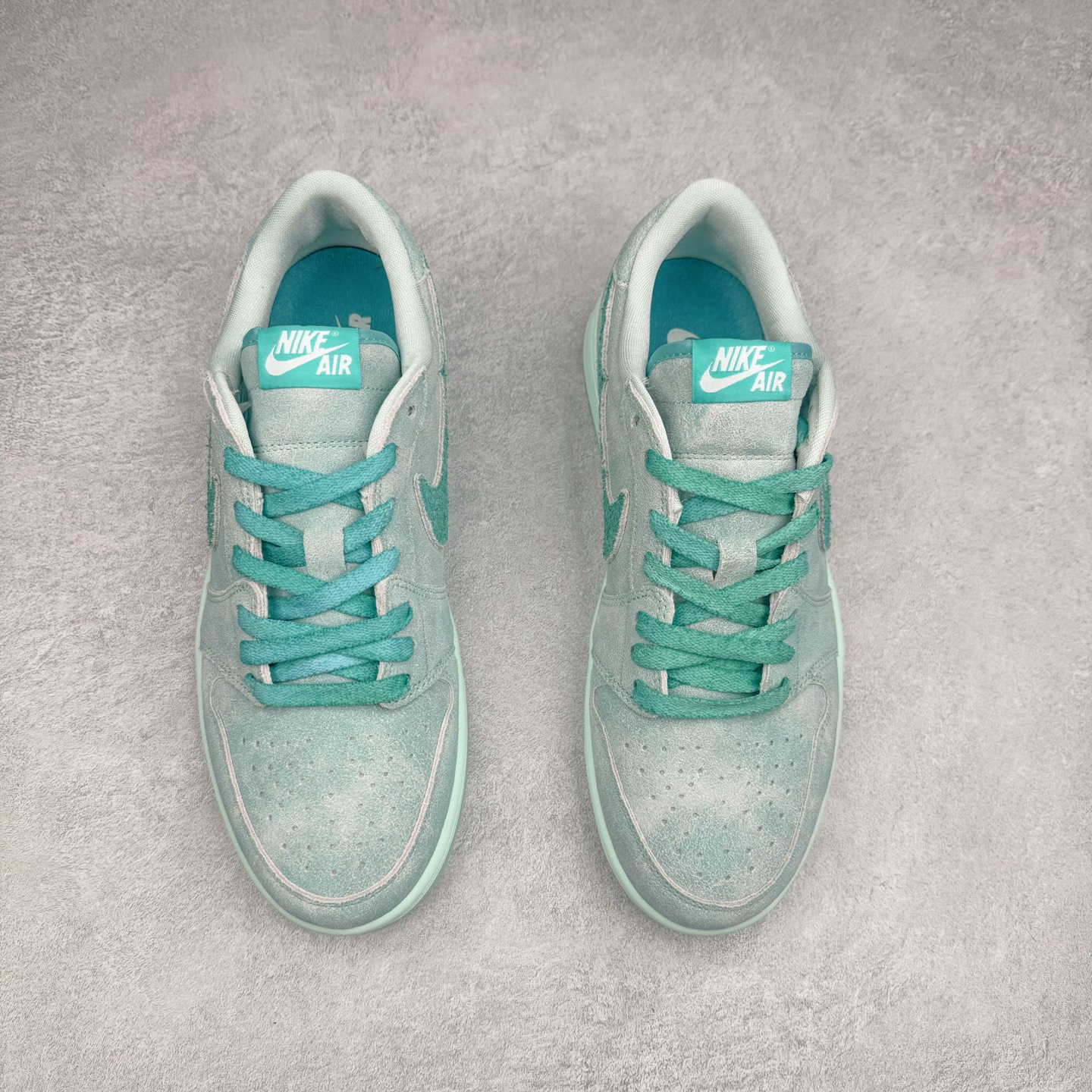 图片[2]-＃K版 Air Jordan AJ1 Low 低帮 蓝绿色HQ8111-300 全新流水线出品 DT版本唯一平替选择 市场第二梯队最强版 全部原鞋开发 原楦原纸板开发 全鞋电脑针车 原厂内置全掌气垫 原盒内在原标 唯一Zp原版鞋带绑法 免检产品 全新2022版型 全头层皮料 完美零毛边处理 原厂配置全掌气垫 价格定位良心 几十个配色陆续出货 实拍调校N版已经零色差零失真 百分百还原实物色彩所见即所得 不存在货不对板色差等低级问题 选购参考实物拍摄 不混卖不参货 只用心做好货严格选品 承诺混一赔十 尺码：36 36.5 37.5 38 38.5 39 40 40.5 41 42 42.5 43 44 44.5 45-选品中心