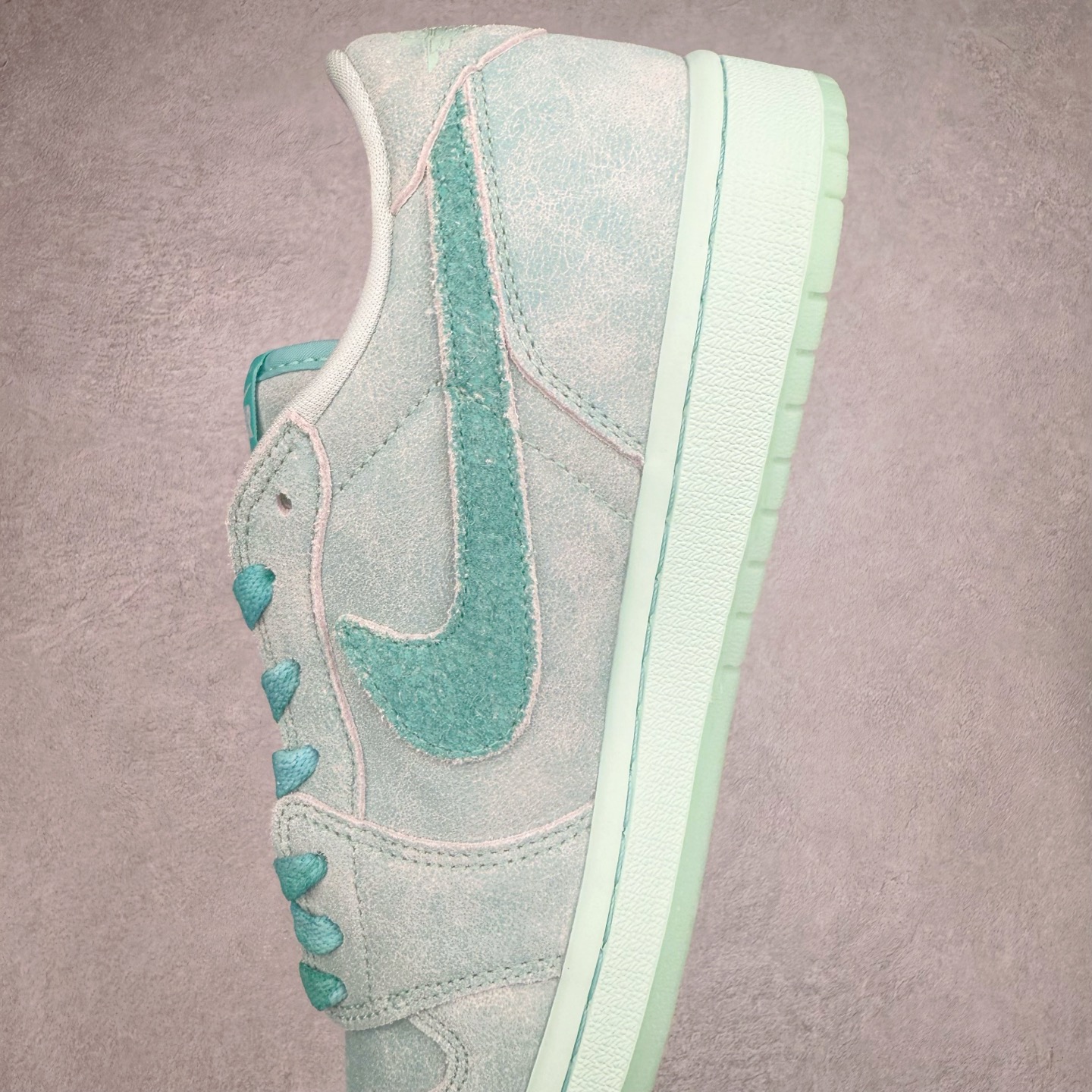 图片[7]-＃K版 Air Jordan AJ1 Low 低帮 蓝绿色HQ8111-300 全新流水线出品 DT版本唯一平替选择 市场第二梯队最强版 全部原鞋开发 原楦原纸板开发 全鞋电脑针车 原厂内置全掌气垫 原盒内在原标 唯一Zp原版鞋带绑法 免检产品 全新2022版型 全头层皮料 完美零毛边处理 原厂配置全掌气垫 价格定位良心 几十个配色陆续出货 实拍调校N版已经零色差零失真 百分百还原实物色彩所见即所得 不存在货不对板色差等低级问题 选购参考实物拍摄 不混卖不参货 只用心做好货严格选品 承诺混一赔十 尺码：36 36.5 37.5 38 38.5 39 40 40.5 41 42 42.5 43 44 44.5 45-选品中心