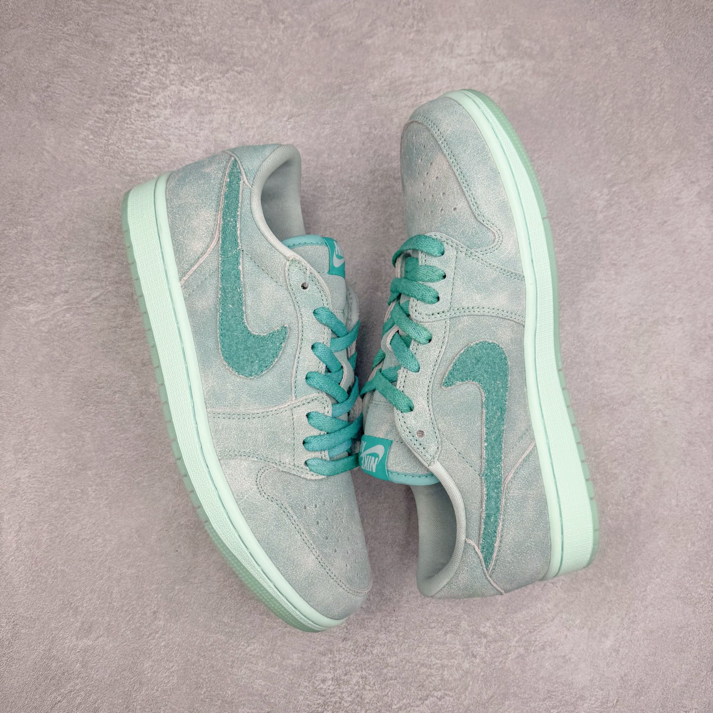 图片[3]-＃K版 Air Jordan AJ1 Low 低帮 蓝绿色HQ8111-300 全新流水线出品 DT版本唯一平替选择 市场第二梯队最强版 全部原鞋开发 原楦原纸板开发 全鞋电脑针车 原厂内置全掌气垫 原盒内在原标 唯一Zp原版鞋带绑法 免检产品 全新2022版型 全头层皮料 完美零毛边处理 原厂配置全掌气垫 价格定位良心 几十个配色陆续出货 实拍调校N版已经零色差零失真 百分百还原实物色彩所见即所得 不存在货不对板色差等低级问题 选购参考实物拍摄 不混卖不参货 只用心做好货严格选品 承诺混一赔十 尺码：36 36.5 37.5 38 38.5 39 40 40.5 41 42 42.5 43 44 44.5 45-选品中心