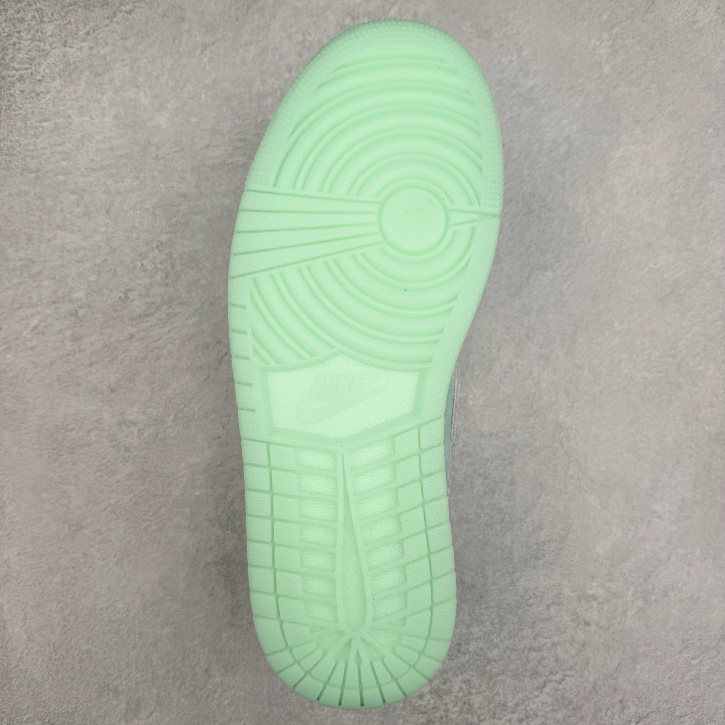 图片[9]-＃K版 Air Jordan AJ1 Low 低帮 蓝绿色HQ8111-300 全新流水线出品 DT版本唯一平替选择 市场第二梯队最强版 全部原鞋开发 原楦原纸板开发 全鞋电脑针车 原厂内置全掌气垫 原盒内在原标 唯一Zp原版鞋带绑法 免检产品 全新2022版型 全头层皮料 完美零毛边处理 原厂配置全掌气垫 价格定位良心 几十个配色陆续出货 实拍调校N版已经零色差零失真 百分百还原实物色彩所见即所得 不存在货不对板色差等低级问题 选购参考实物拍摄 不混卖不参货 只用心做好货严格选品 承诺混一赔十 尺码：36 36.5 37.5 38 38.5 39 40 40.5 41 42 42.5 43 44 44.5 45-选品中心