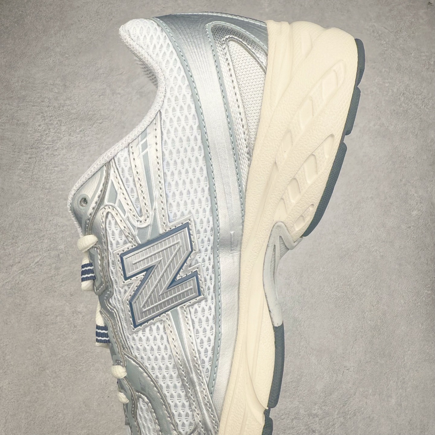 图片[7]-＃福利特价 New Balance MR740 NB新百伦系列复古老爹风休闲运动慢跑鞋 采用轻质牛剖革拼接透气网眼衬垫织物鞋面材质 T-Beam大底提供足步弓支撑 保持步态稳定#后跟搭载外露缓震胶 鞋身整体以各种深浅不一的灰色覆盖 鞋头以淡蓝色调装饰，网眼衬垫通过不规律的色块实现做旧的美感 泛黄的鞋底更是进一步增添了复古气息 尺码：36 37 37.5 38 38.5 39.5 40 40.5 41.5 42 42.5 43 44 45-选品中心