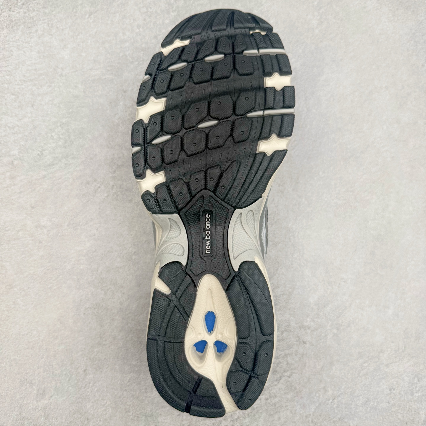 图片[9]-＃福利特价 New Balance MR740 NB新百伦系列复古老爹风休闲运动慢跑鞋 采用轻质牛剖革拼接透气网眼衬垫织物鞋面材质 T-Beam大底提供足步弓支撑 保持步态稳定#后跟搭载外露缓震胶 鞋身整体以各种深浅不一的灰色覆盖 鞋头以淡蓝色调装饰，网眼衬垫通过不规律的色块实现做旧的美感 泛黄的鞋底更是进一步增添了复古气息 尺码：36 37 37.5 38 38.5 39.5 40 40.5 41.5 42 42.5 43 44 45-选品中心