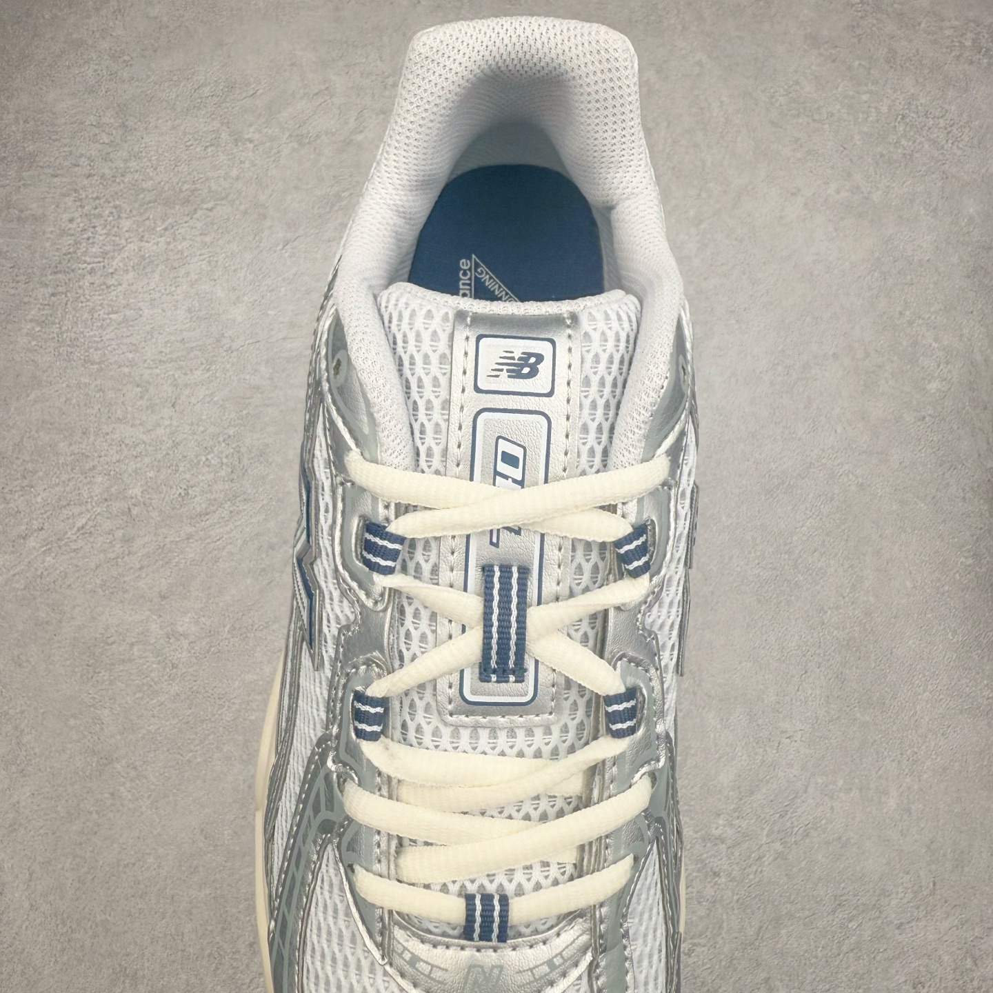 图片[5]-＃福利特价 New Balance MR740 NB新百伦系列复古老爹风休闲运动慢跑鞋 采用轻质牛剖革拼接透气网眼衬垫织物鞋面材质 T-Beam大底提供足步弓支撑 保持步态稳定#后跟搭载外露缓震胶 鞋身整体以各种深浅不一的灰色覆盖 鞋头以淡蓝色调装饰，网眼衬垫通过不规律的色块实现做旧的美感 泛黄的鞋底更是进一步增添了复古气息 尺码：36 37 37.5 38 38.5 39.5 40 40.5 41.5 42 42.5 43 44 45-选品中心