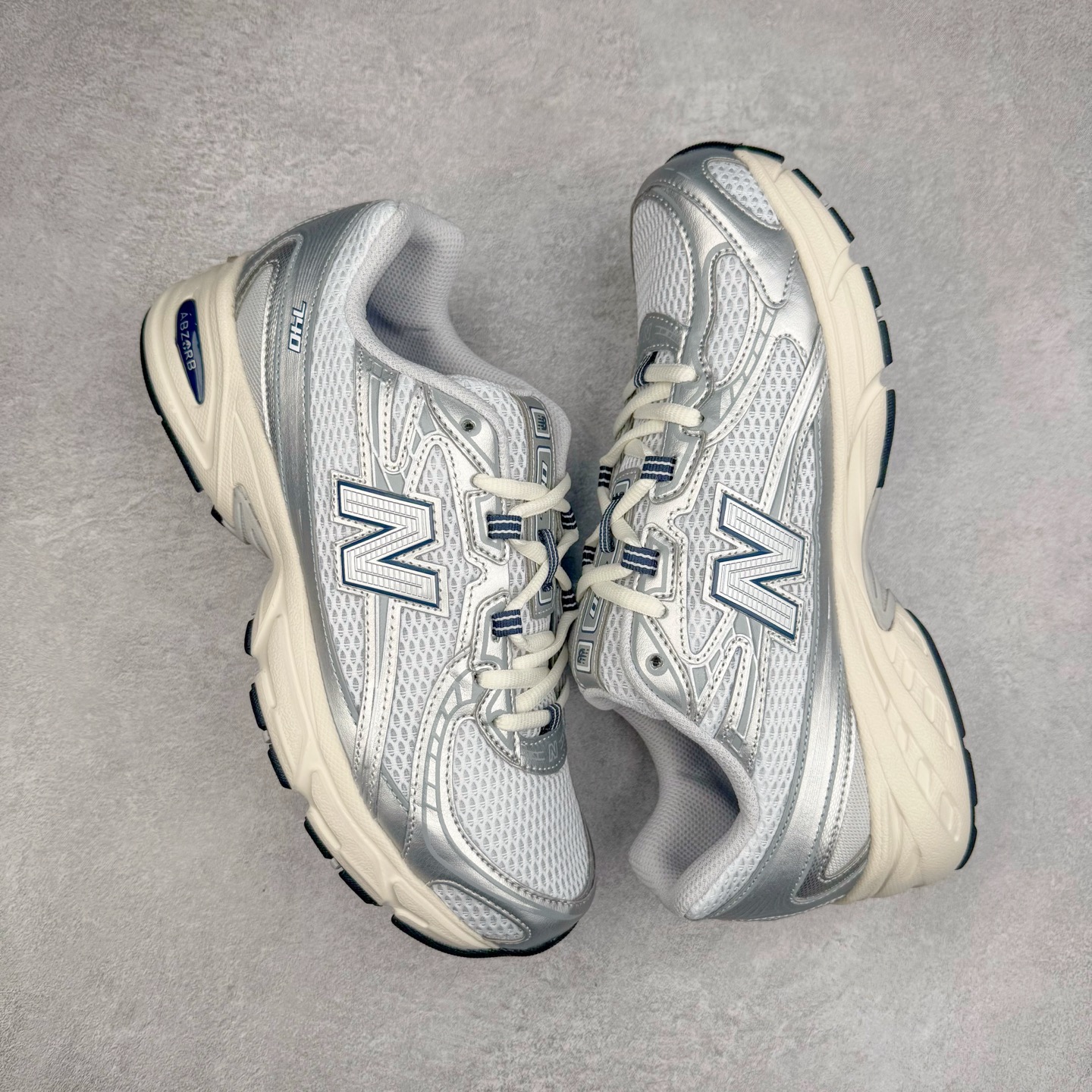 图片[3]-＃福利特价 New Balance MR740 NB新百伦系列复古老爹风休闲运动慢跑鞋 采用轻质牛剖革拼接透气网眼衬垫织物鞋面材质 T-Beam大底提供足步弓支撑 保持步态稳定#后跟搭载外露缓震胶 鞋身整体以各种深浅不一的灰色覆盖 鞋头以淡蓝色调装饰，网眼衬垫通过不规律的色块实现做旧的美感 泛黄的鞋底更是进一步增添了复古气息 尺码：36 37 37.5 38 38.5 39.5 40 40.5 41.5 42 42.5 43 44 45-选品中心