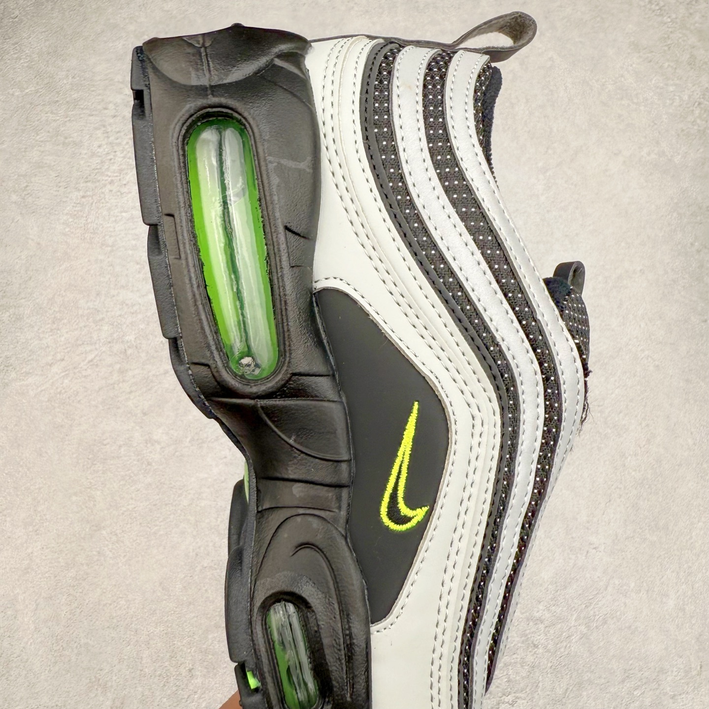 图片[6]-Division Street x NK Air Max 95/97 联名款时尚舒适低帮休闲气垫跑步鞋 IM2174-001 设计灵感源于人体构造 中底设计基于人体的脊柱构造 是整体设计的核心 尼龙孔眼代表了肋骨 而分层式面板和网眼象征着肌肉纤维和肉体组织 采用了两个独立的吹塑成型的Air-Sole单元 并首次在前掌使用可视化气垫设计 Swoosh logo被当作一个标点符号放在了鞋子的后帮位置 尺码：36 36.5 37.5 38 38.5 39 40 40.5 41 42 42.5 43 44 44.5 45 46-选品中心