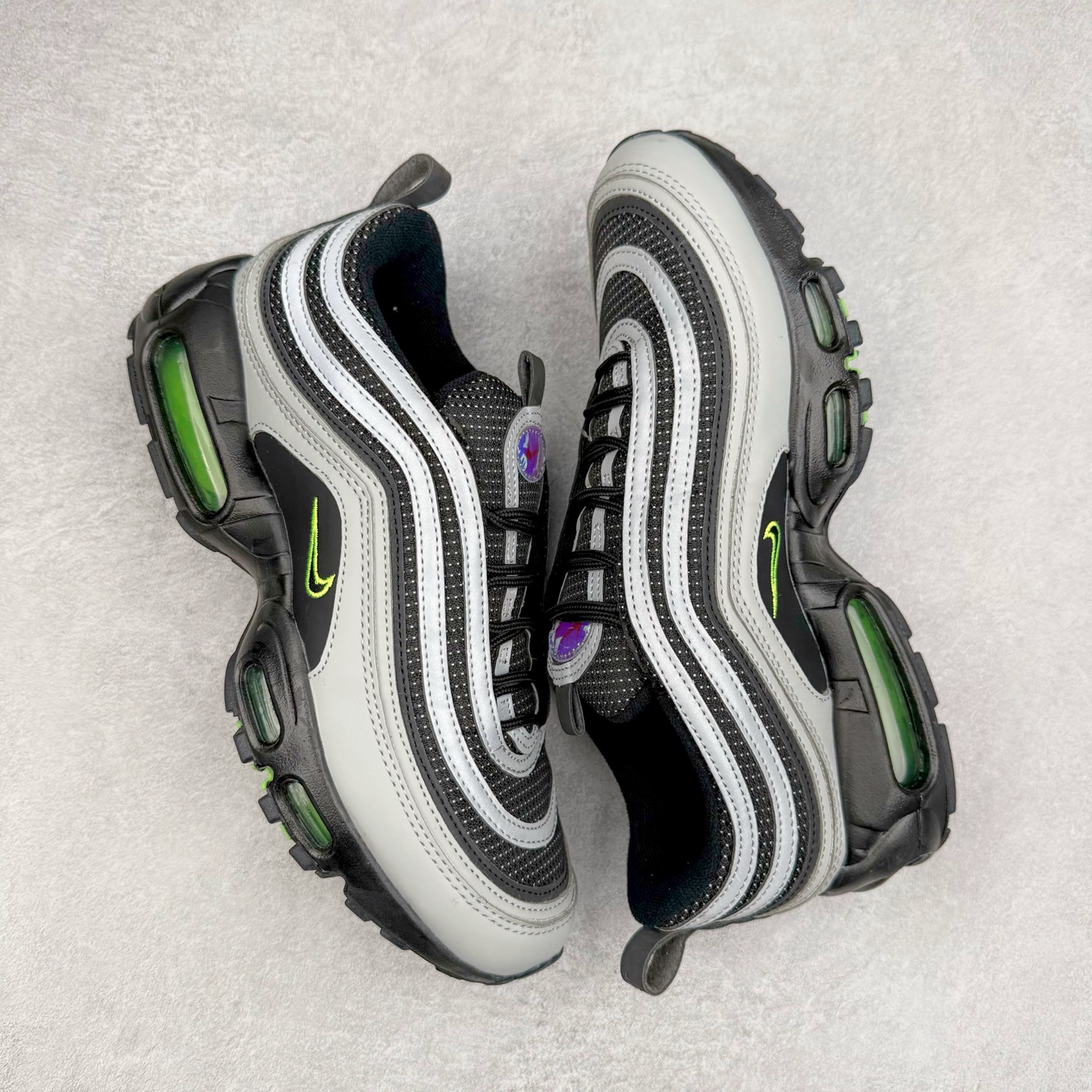 图片[3]-Division Street x NK Air Max 95/97 联名款时尚舒适低帮休闲气垫跑步鞋 IM2174-001 设计灵感源于人体构造 中底设计基于人体的脊柱构造 是整体设计的核心 尼龙孔眼代表了肋骨 而分层式面板和网眼象征着肌肉纤维和肉体组织 采用了两个独立的吹塑成型的Air-Sole单元 并首次在前掌使用可视化气垫设计 Swoosh logo被当作一个标点符号放在了鞋子的后帮位置 尺码：36 36.5 37.5 38 38.5 39 40 40.5 41 42 42.5 43 44 44.5 45 46-选品中心