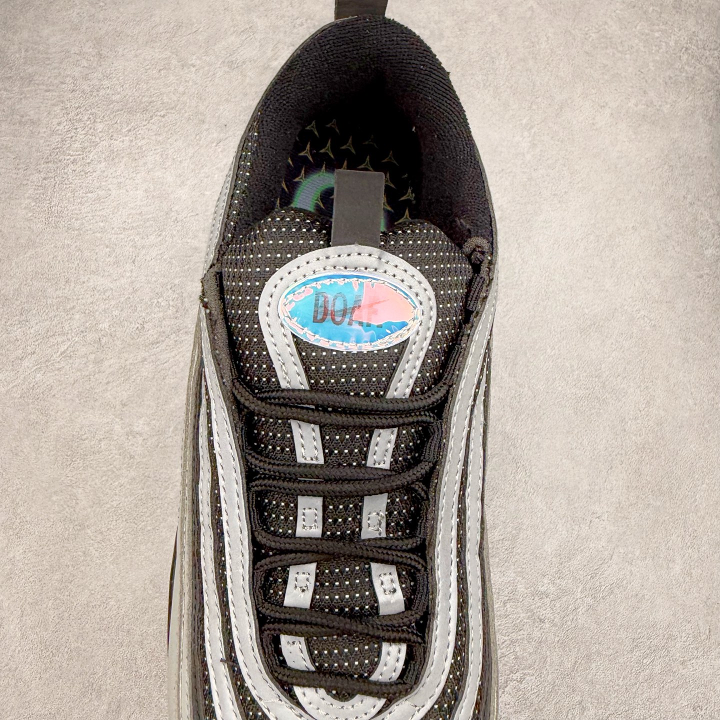 图片[5]-Division Street x NK Air Max 95/97 联名款时尚舒适低帮休闲气垫跑步鞋 IM2174-001 设计灵感源于人体构造 中底设计基于人体的脊柱构造 是整体设计的核心 尼龙孔眼代表了肋骨 而分层式面板和网眼象征着肌肉纤维和肉体组织 采用了两个独立的吹塑成型的Air-Sole单元 并首次在前掌使用可视化气垫设计 Swoosh logo被当作一个标点符号放在了鞋子的后帮位置 尺码：36 36.5 37.5 38 38.5 39 40 40.5 41 42 42.5 43 44 44.5 45 46-选品中心