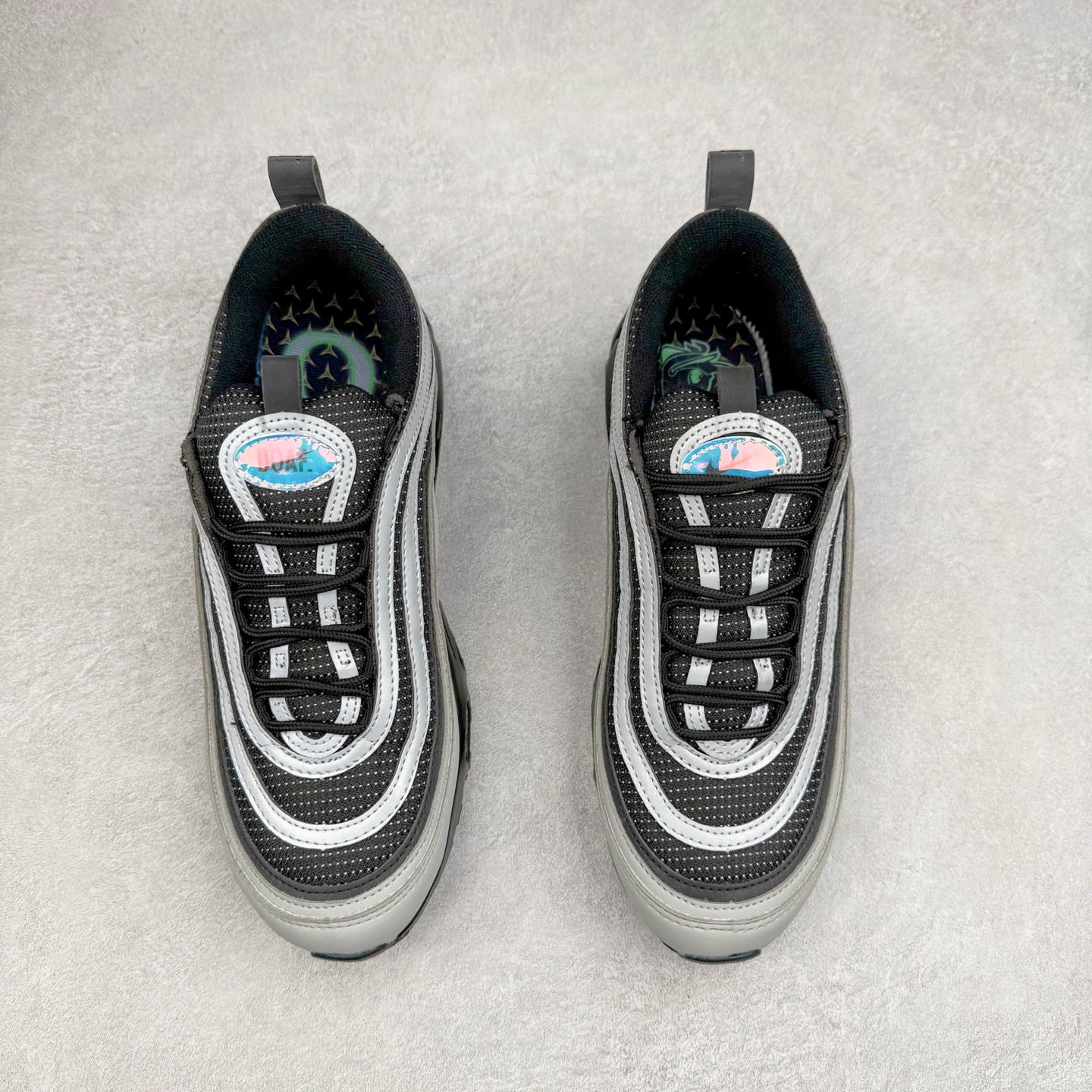 图片[2]-Division Street x NK Air Max 95/97 联名款时尚舒适低帮休闲气垫跑步鞋 IM2174-001 设计灵感源于人体构造 中底设计基于人体的脊柱构造 是整体设计的核心 尼龙孔眼代表了肋骨 而分层式面板和网眼象征着肌肉纤维和肉体组织 采用了两个独立的吹塑成型的Air-Sole单元 并首次在前掌使用可视化气垫设计 Swoosh logo被当作一个标点符号放在了鞋子的后帮位置 尺码：36 36.5 37.5 38 38.5 39 40 40.5 41 42 42.5 43 44 44.5 45 46-选品中心