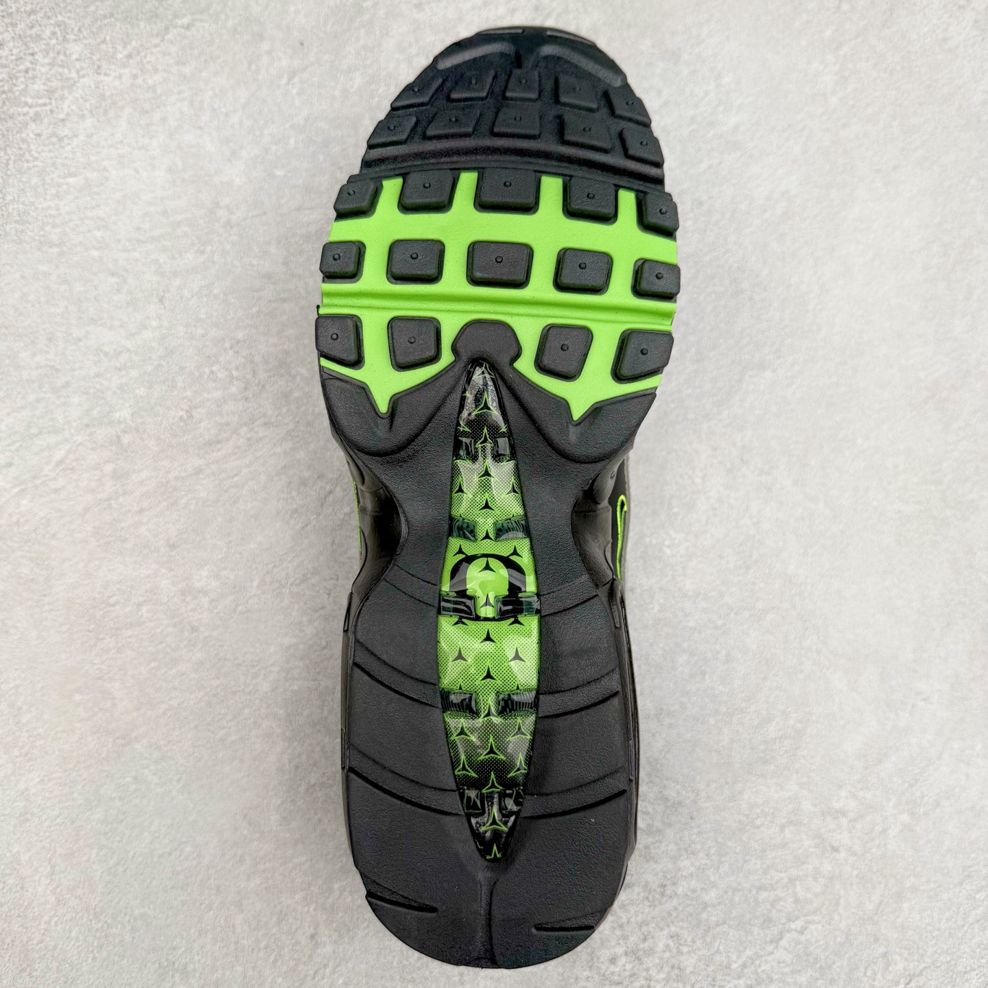 图片[9]-Division Street x NK Air Max 95/97 联名款时尚舒适低帮休闲气垫跑步鞋 IM2174-001 设计灵感源于人体构造 中底设计基于人体的脊柱构造 是整体设计的核心 尼龙孔眼代表了肋骨 而分层式面板和网眼象征着肌肉纤维和肉体组织 采用了两个独立的吹塑成型的Air-Sole单元 并首次在前掌使用可视化气垫设计 Swoosh logo被当作一个标点符号放在了鞋子的后帮位置 尺码：36 36.5 37.5 38 38.5 39 40 40.5 41 42 42.5 43 44 44.5 45 46-选品中心