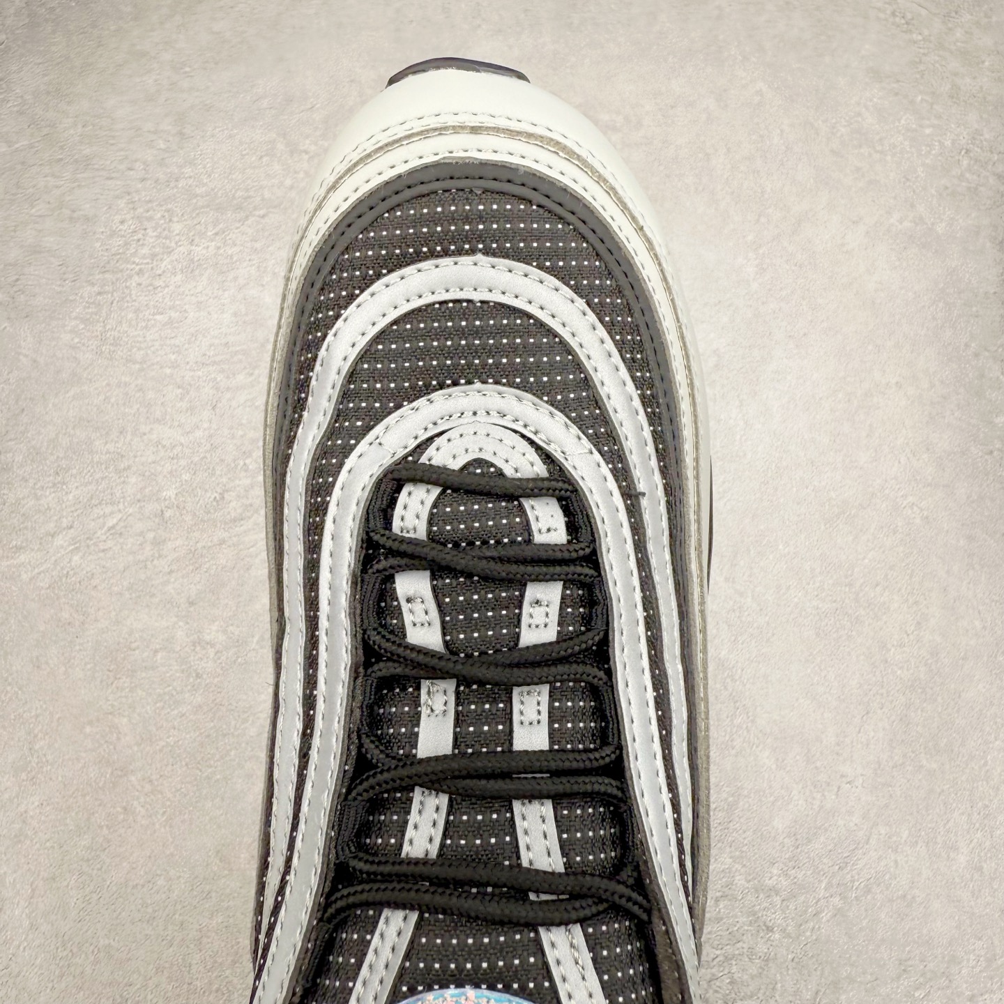 图片[4]-Division Street x NK Air Max 95/97 联名款时尚舒适低帮休闲气垫跑步鞋 IM2174-001 设计灵感源于人体构造 中底设计基于人体的脊柱构造 是整体设计的核心 尼龙孔眼代表了肋骨 而分层式面板和网眼象征着肌肉纤维和肉体组织 采用了两个独立的吹塑成型的Air-Sole单元 并首次在前掌使用可视化气垫设计 Swoosh logo被当作一个标点符号放在了鞋子的后帮位置 尺码：36 36.5 37.5 38 38.5 39 40 40.5 41 42 42.5 43 44 44.5 45 46-选品中心