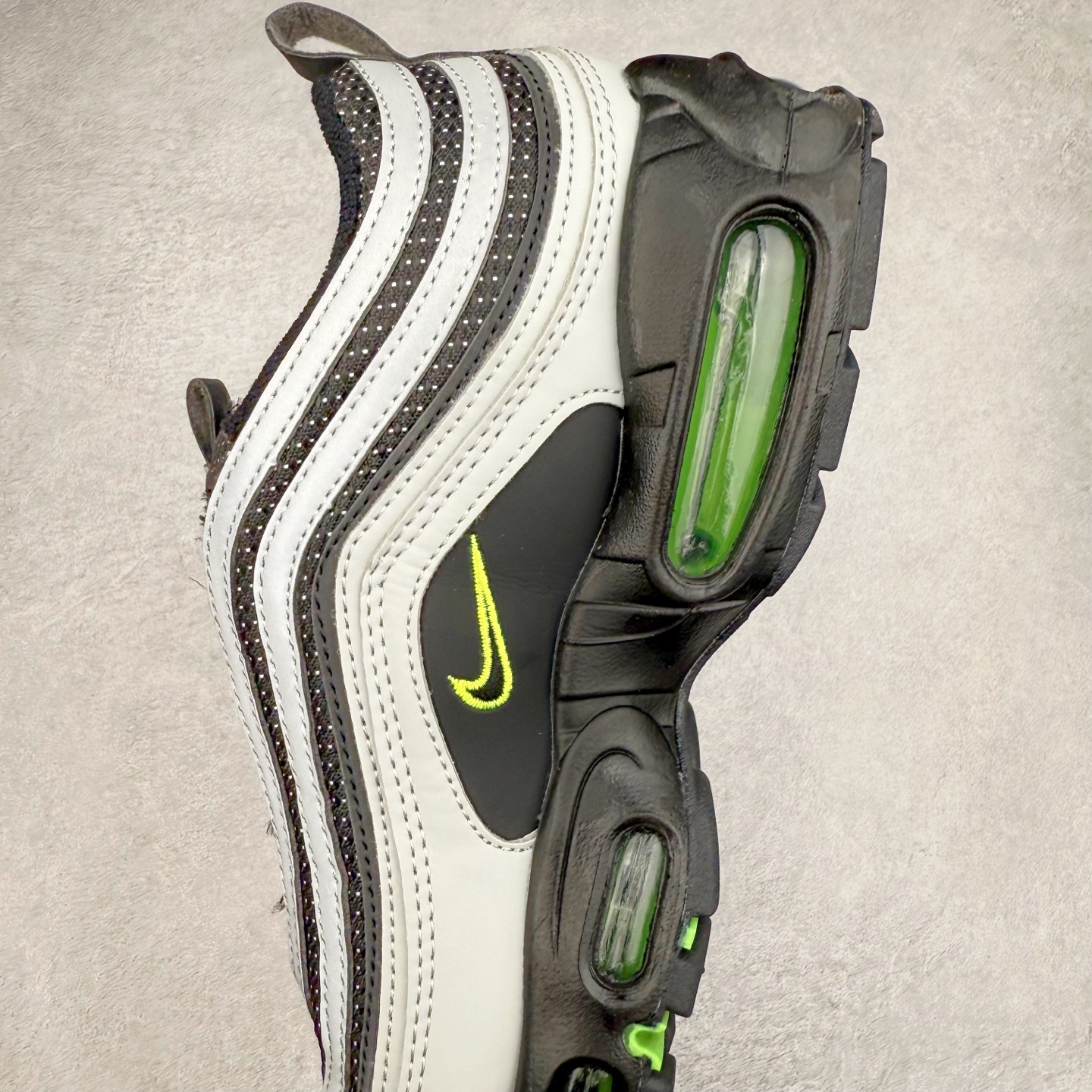 图片[7]-Division Street x NK Air Max 95/97 联名款时尚舒适低帮休闲气垫跑步鞋 IM2174-001 设计灵感源于人体构造 中底设计基于人体的脊柱构造 是整体设计的核心 尼龙孔眼代表了肋骨 而分层式面板和网眼象征着肌肉纤维和肉体组织 采用了两个独立的吹塑成型的Air-Sole单元 并首次在前掌使用可视化气垫设计 Swoosh logo被当作一个标点符号放在了鞋子的后帮位置 尺码：36 36.5 37.5 38 38.5 39 40 40.5 41 42 42.5 43 44 44.5 45 46-选品中心