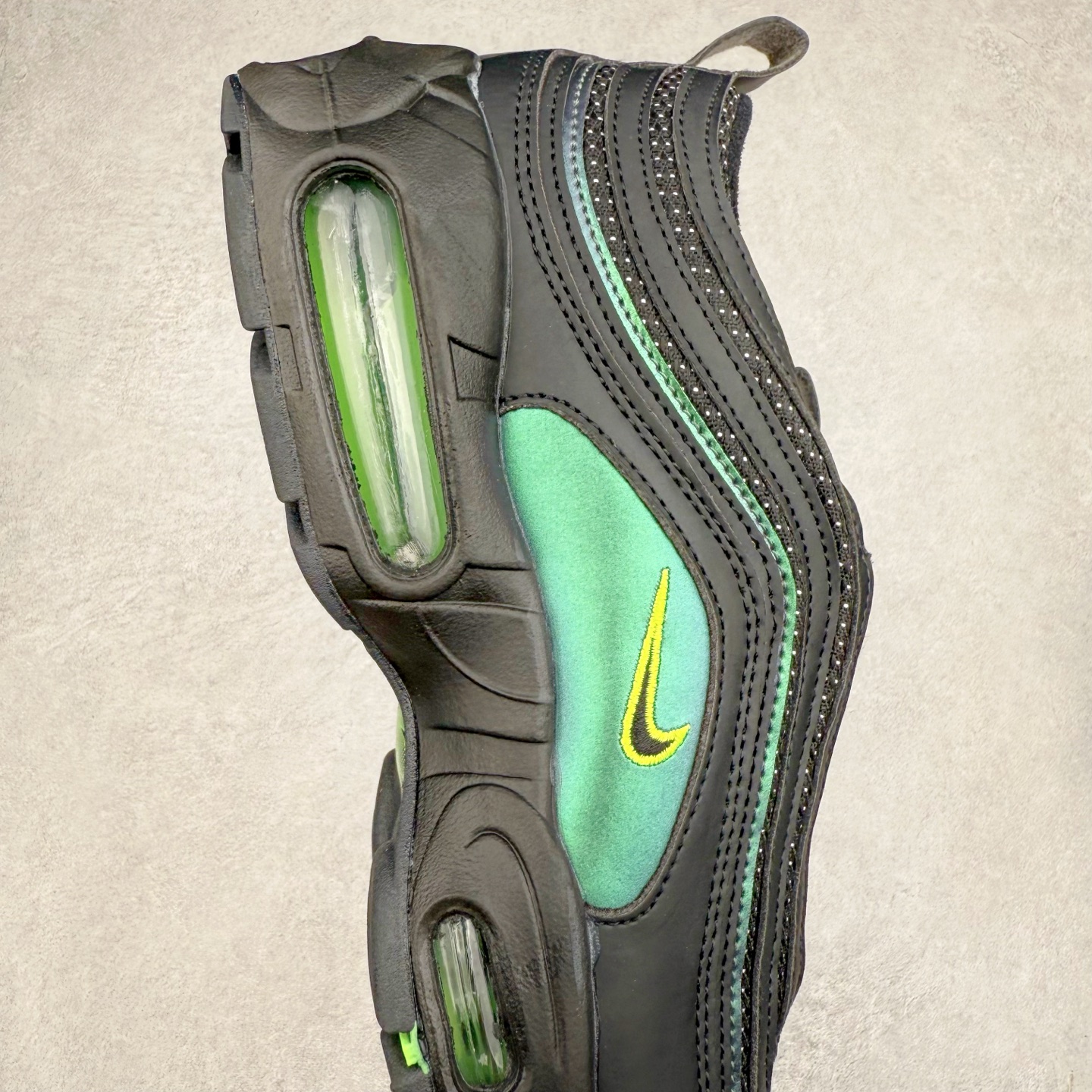 图片[6]-Division Street x NK Air Max 95/97 联名款时尚舒适低帮休闲气垫跑步鞋 II1711-900 设计灵感源于人体构造 中底设计基于人体的脊柱构造 是整体设计的核心 尼龙孔眼代表了肋骨 而分层式面板和网眼象征着肌肉纤维和肉体组织 采用了两个独立的吹塑成型的Air-Sole单元 并首次在前掌使用可视化气垫设计 Swoosh logo被当作一个标点符号放在了鞋子的后帮位置 尺码：36 36.5 37.5 38 38.5 39 40 40.5 41 42 42.5 43 44 44.5 45 46-选品中心