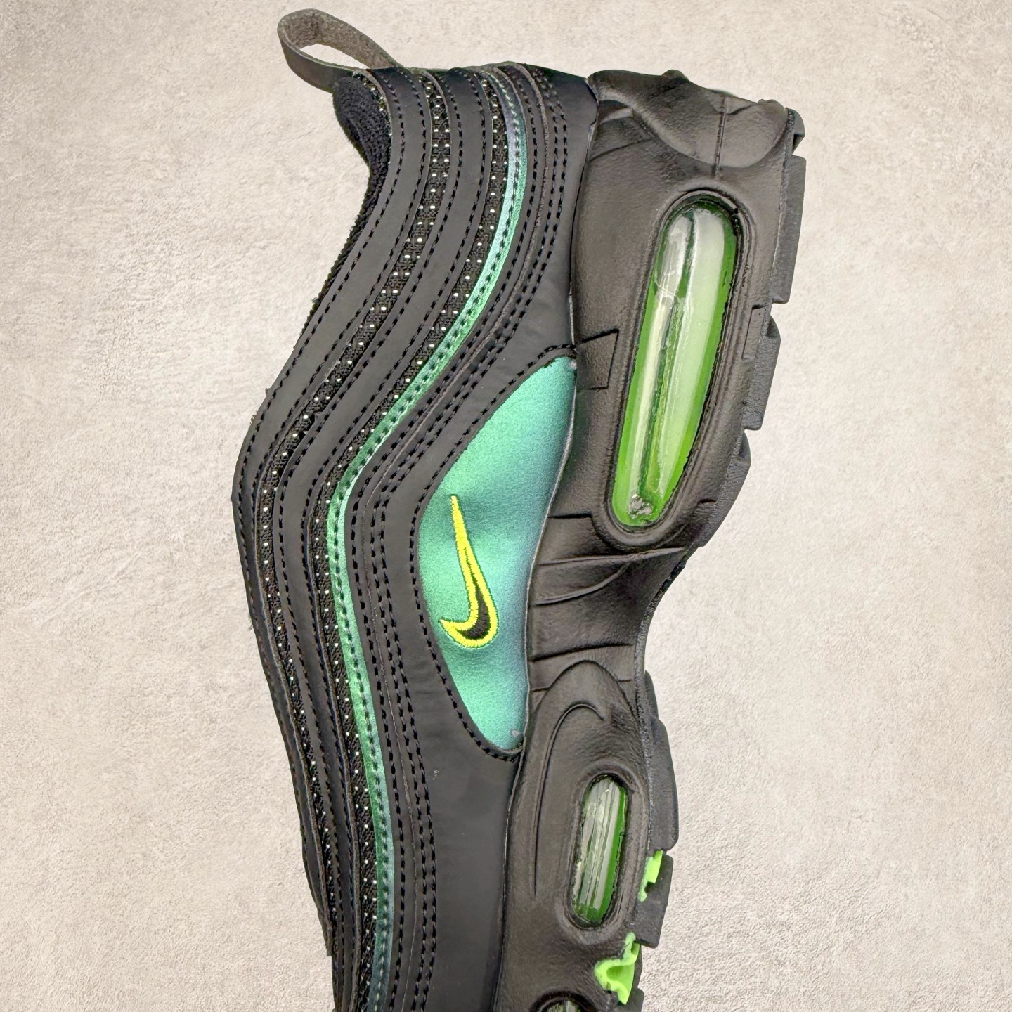 图片[7]-Division Street x NK Air Max 95/97 联名款时尚舒适低帮休闲气垫跑步鞋 II1711-900 设计灵感源于人体构造 中底设计基于人体的脊柱构造 是整体设计的核心 尼龙孔眼代表了肋骨 而分层式面板和网眼象征着肌肉纤维和肉体组织 采用了两个独立的吹塑成型的Air-Sole单元 并首次在前掌使用可视化气垫设计 Swoosh logo被当作一个标点符号放在了鞋子的后帮位置 尺码：36 36.5 37.5 38 38.5 39 40 40.5 41 42 42.5 43 44 44.5 45 46-选品中心