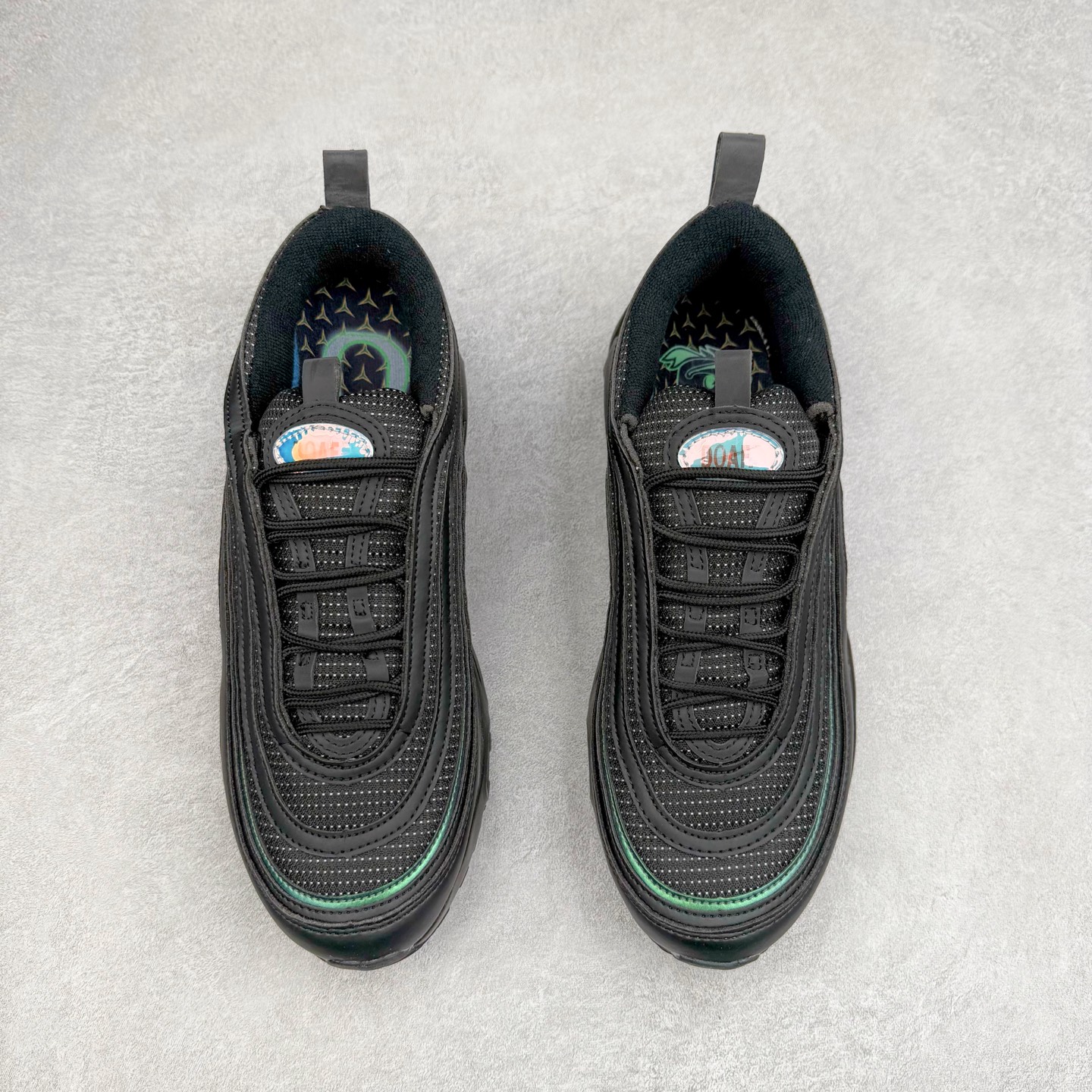 图片[2]-Division Street x NK Air Max 95/97 联名款时尚舒适低帮休闲气垫跑步鞋 II1711-900 设计灵感源于人体构造 中底设计基于人体的脊柱构造 是整体设计的核心 尼龙孔眼代表了肋骨 而分层式面板和网眼象征着肌肉纤维和肉体组织 采用了两个独立的吹塑成型的Air-Sole单元 并首次在前掌使用可视化气垫设计 Swoosh logo被当作一个标点符号放在了鞋子的后帮位置 尺码：36 36.5 37.5 38 38.5 39 40 40.5 41 42 42.5 43 44 44.5 45 46-选品中心