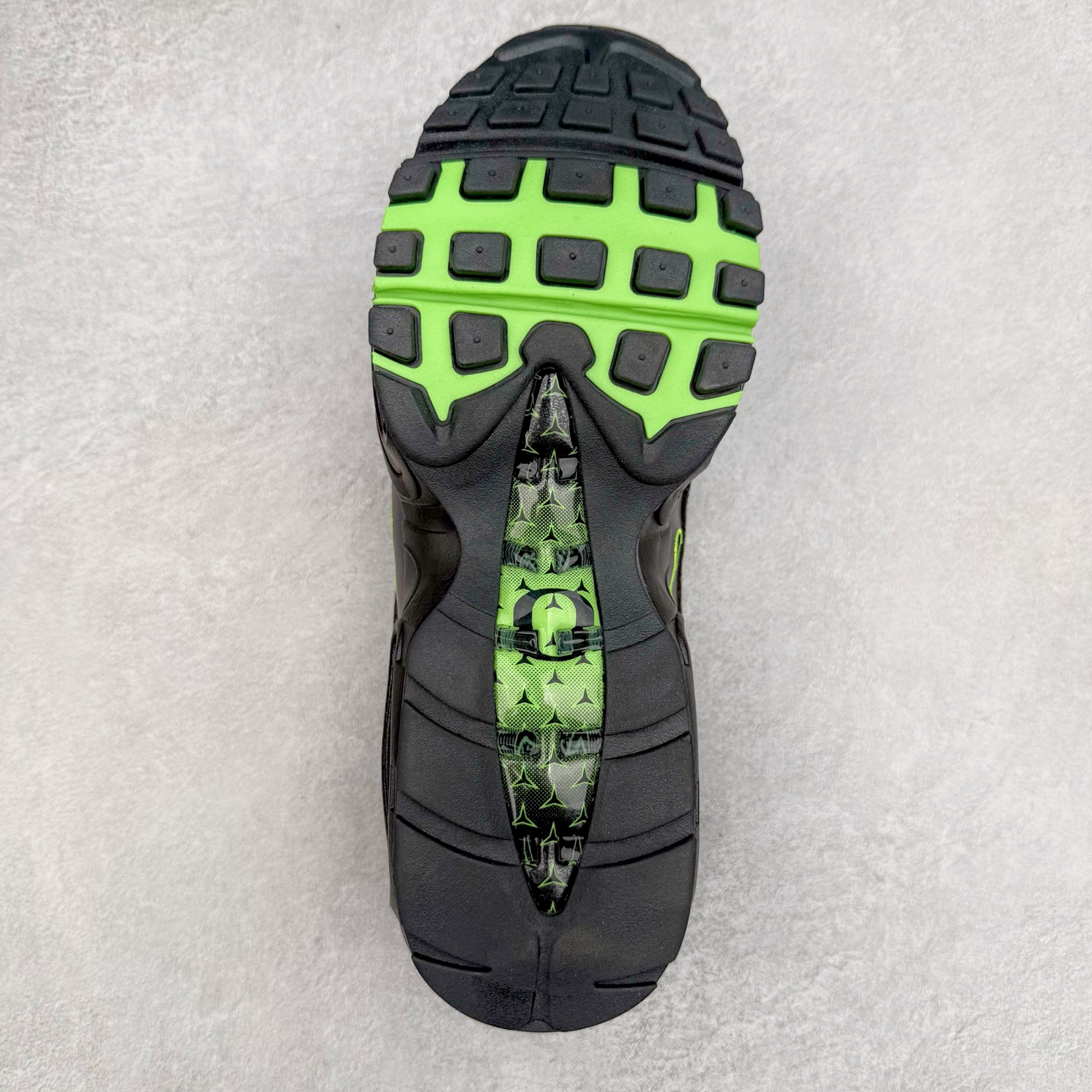 图片[9]-Division Street x NK Air Max 95/97 联名款时尚舒适低帮休闲气垫跑步鞋 II1711-900 设计灵感源于人体构造 中底设计基于人体的脊柱构造 是整体设计的核心 尼龙孔眼代表了肋骨 而分层式面板和网眼象征着肌肉纤维和肉体组织 采用了两个独立的吹塑成型的Air-Sole单元 并首次在前掌使用可视化气垫设计 Swoosh logo被当作一个标点符号放在了鞋子的后帮位置 尺码：36 36.5 37.5 38 38.5 39 40 40.5 41 42 42.5 43 44 44.5 45 46-选品中心