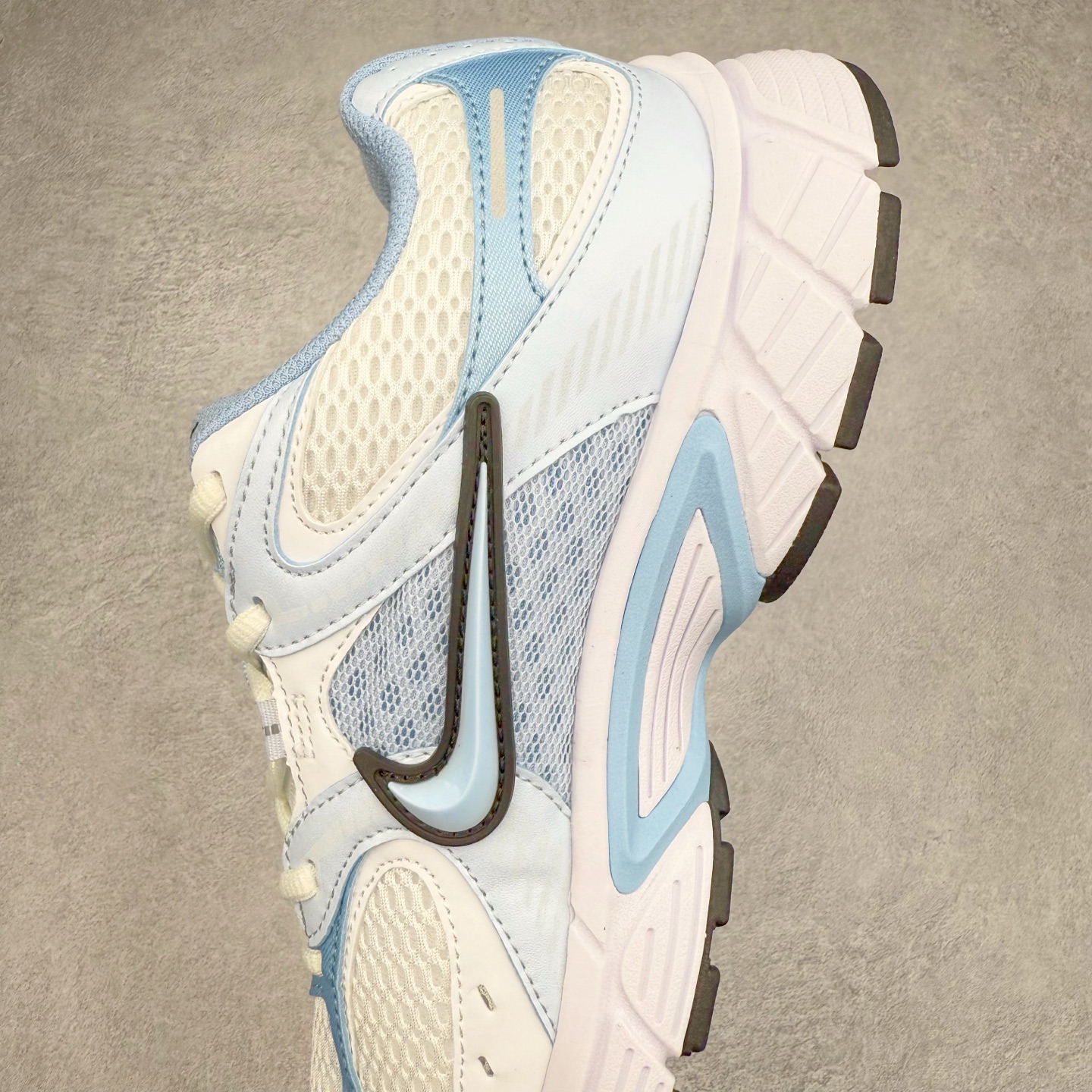 图片[7]-NK V5 RNR 舒适百搭防滑耐磨低帮跑步鞋 IF2330-600 舒适有型适合日常穿着 该鞋款延续千禧年经典设计搭载泡绵中底 厚实而轻盈匠心细节巧搭立体耐克勾标志焕新演绎复古跑鞋 鞋款从千禧年美学汲取灵感 混搭多种材质突显层次感立体感和传统跑步风范 尺码：36 36.5 37.5 38 38.5 39 40 40.5 41 42 42.5 43 44 44.5 45-选品中心