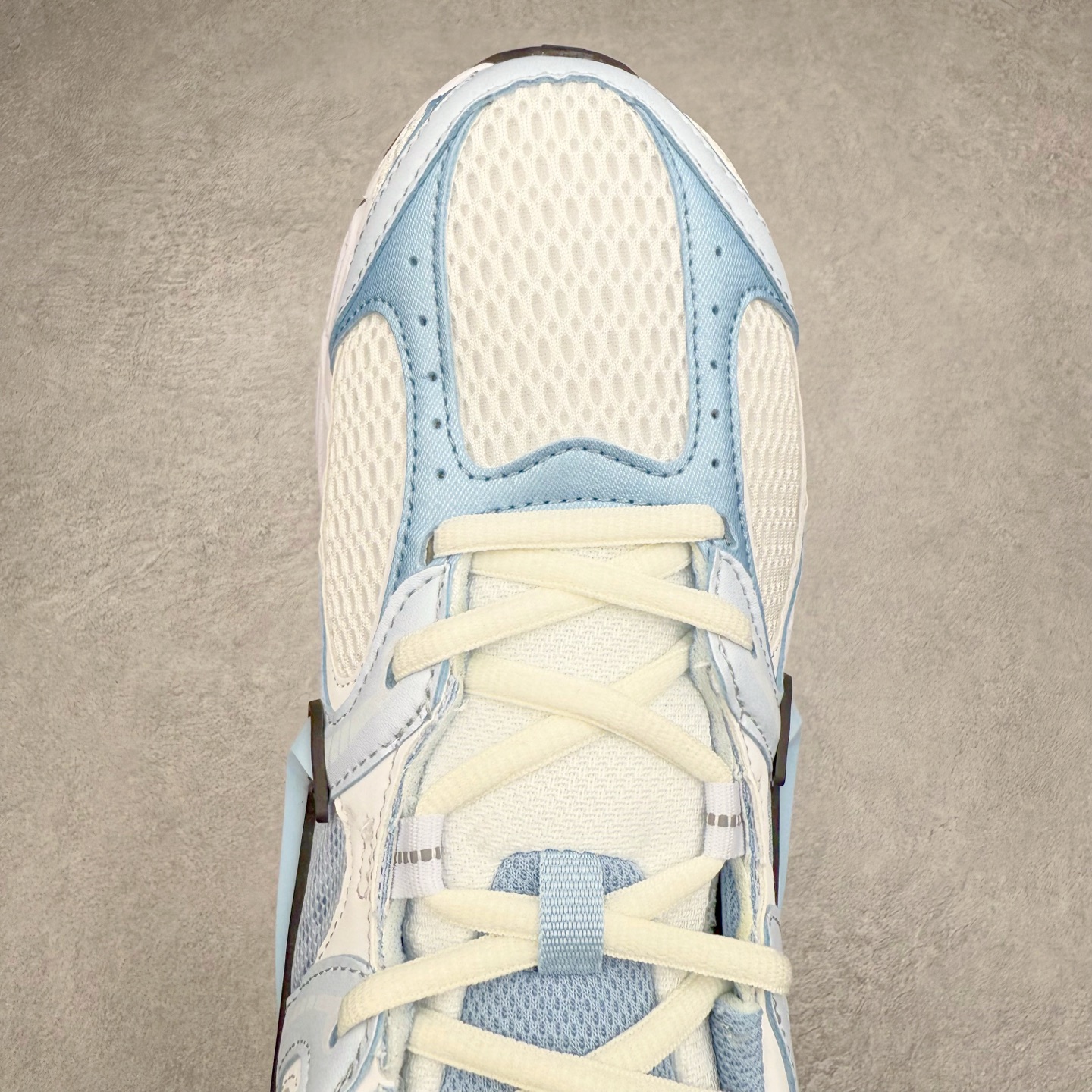 图片[4]-NK V5 RNR 舒适百搭防滑耐磨低帮跑步鞋 IF2330-600 舒适有型适合日常穿着 该鞋款延续千禧年经典设计搭载泡绵中底 厚实而轻盈匠心细节巧搭立体耐克勾标志焕新演绎复古跑鞋 鞋款从千禧年美学汲取灵感 混搭多种材质突显层次感立体感和传统跑步风范 尺码：36 36.5 37.5 38 38.5 39 40 40.5 41 42 42.5 43 44 44.5 45-选品中心