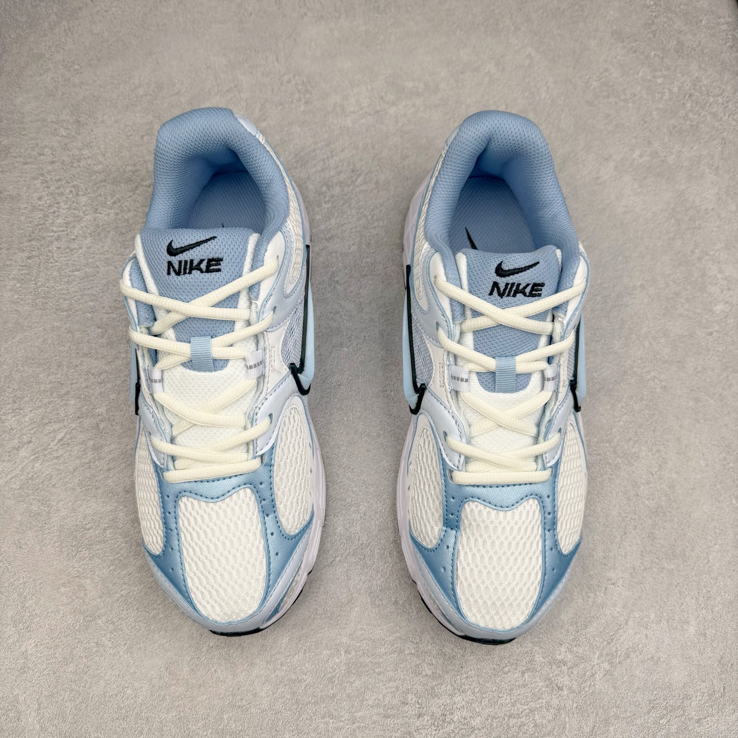 图片[2]-NK V5 RNR 舒适百搭防滑耐磨低帮跑步鞋 IF2330-600 舒适有型适合日常穿着 该鞋款延续千禧年经典设计搭载泡绵中底 厚实而轻盈匠心细节巧搭立体耐克勾标志焕新演绎复古跑鞋 鞋款从千禧年美学汲取灵感 混搭多种材质突显层次感立体感和传统跑步风范 尺码：36 36.5 37.5 38 38.5 39 40 40.5 41 42 42.5 43 44 44.5 45-选品中心