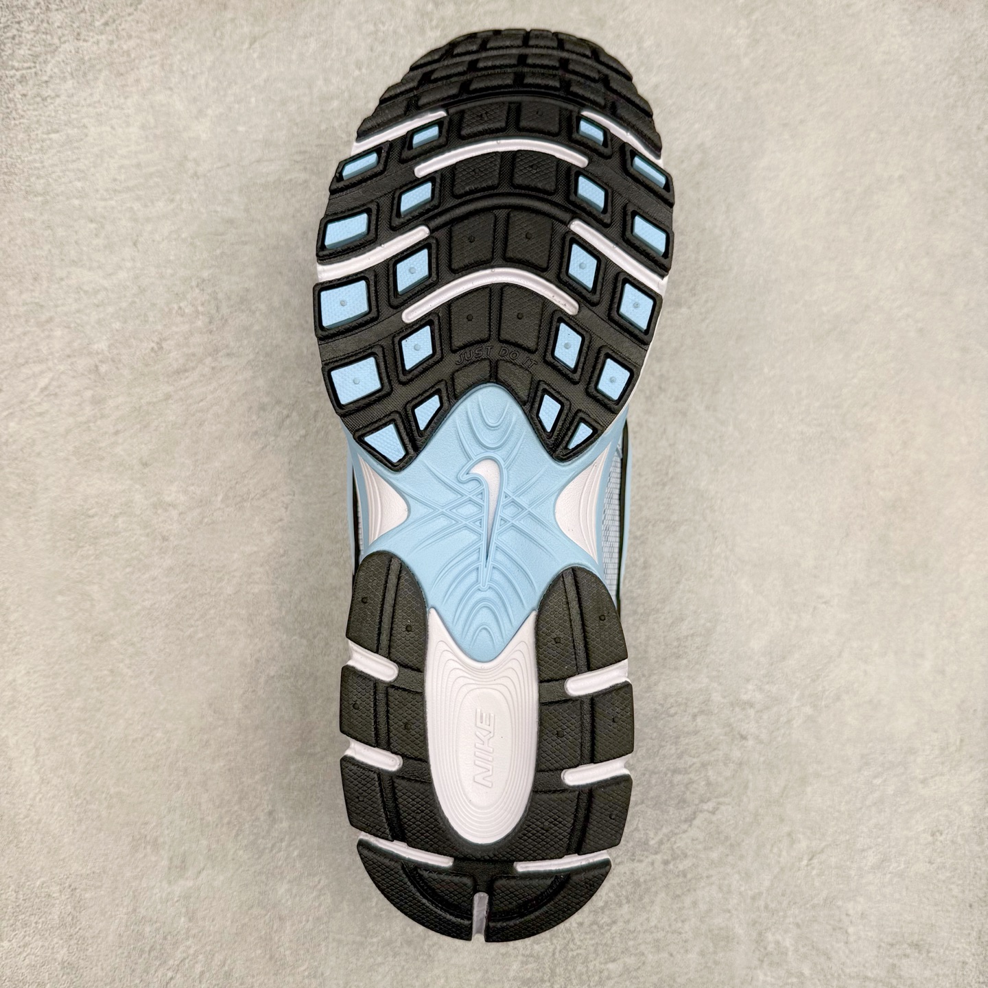 图片[9]-NK V5 RNR 舒适百搭防滑耐磨低帮跑步鞋 IF2330-600 舒适有型适合日常穿着 该鞋款延续千禧年经典设计搭载泡绵中底 厚实而轻盈匠心细节巧搭立体耐克勾标志焕新演绎复古跑鞋 鞋款从千禧年美学汲取灵感 混搭多种材质突显层次感立体感和传统跑步风范 尺码：36 36.5 37.5 38 38.5 39 40 40.5 41 42 42.5 43 44 44.5 45-选品中心