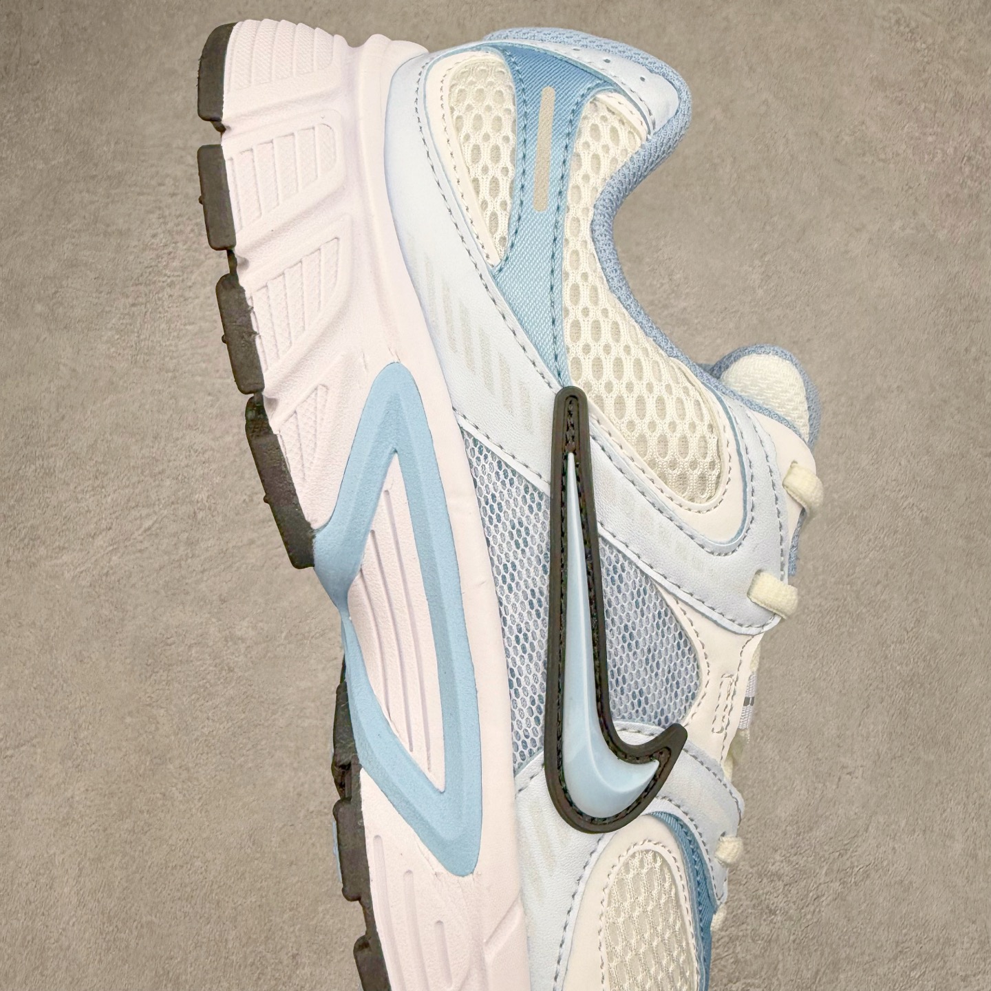 图片[6]-NK V5 RNR 舒适百搭防滑耐磨低帮跑步鞋 IF2330-600 舒适有型适合日常穿着 该鞋款延续千禧年经典设计搭载泡绵中底 厚实而轻盈匠心细节巧搭立体耐克勾标志焕新演绎复古跑鞋 鞋款从千禧年美学汲取灵感 混搭多种材质突显层次感立体感和传统跑步风范 尺码：36 36.5 37.5 38 38.5 39 40 40.5 41 42 42.5 43 44 44.5 45-选品中心