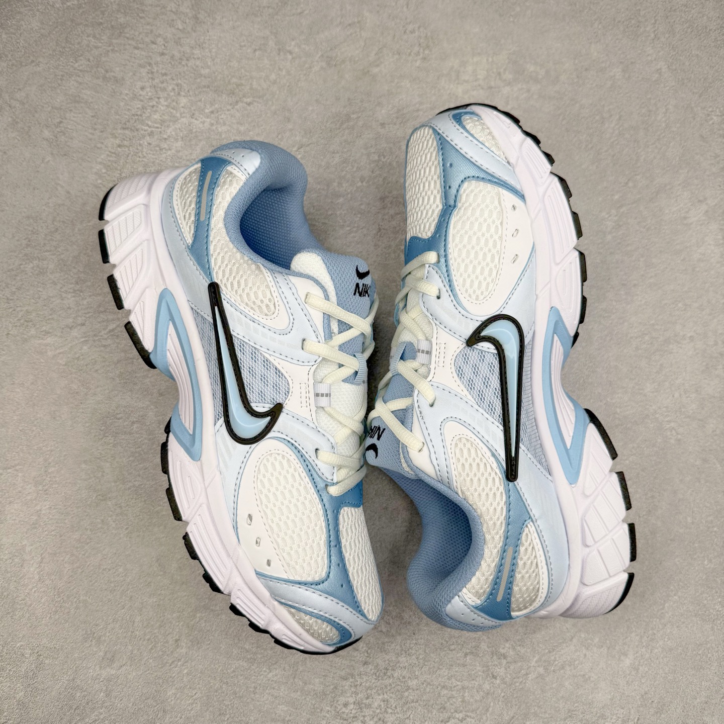 图片[3]-NK V5 RNR 舒适百搭防滑耐磨低帮跑步鞋 IF2330-600 舒适有型适合日常穿着 该鞋款延续千禧年经典设计搭载泡绵中底 厚实而轻盈匠心细节巧搭立体耐克勾标志焕新演绎复古跑鞋 鞋款从千禧年美学汲取灵感 混搭多种材质突显层次感立体感和传统跑步风范 尺码：36 36.5 37.5 38 38.5 39 40 40.5 41 42 42.5 43 44 44.5 45-选品中心