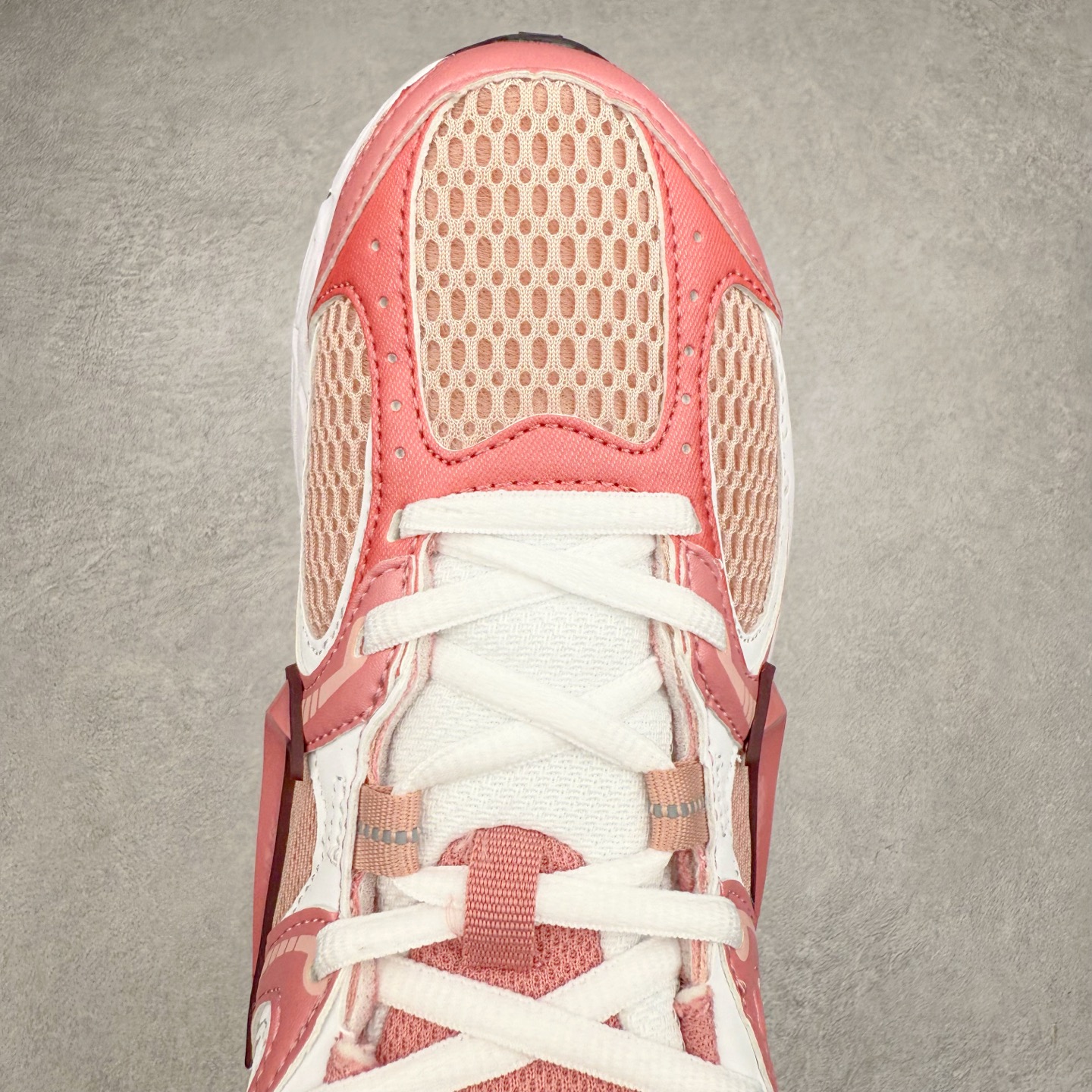 图片[4]-NK V5 RNR 舒适百搭防滑耐磨低帮跑步鞋 IH1980-140 舒适有型适合日常穿着 该鞋款延续千禧年经典设计搭载泡绵中底 厚实而轻盈匠心细节巧搭立体耐克勾标志焕新演绎复古跑鞋 鞋款从千禧年美学汲取灵感 混搭多种材质突显层次感立体感和传统跑步风范 尺码：36 36.5 37.5 38 38.5 39 40 40.5 41 42 42.5 43 44 44.5 45-选品中心