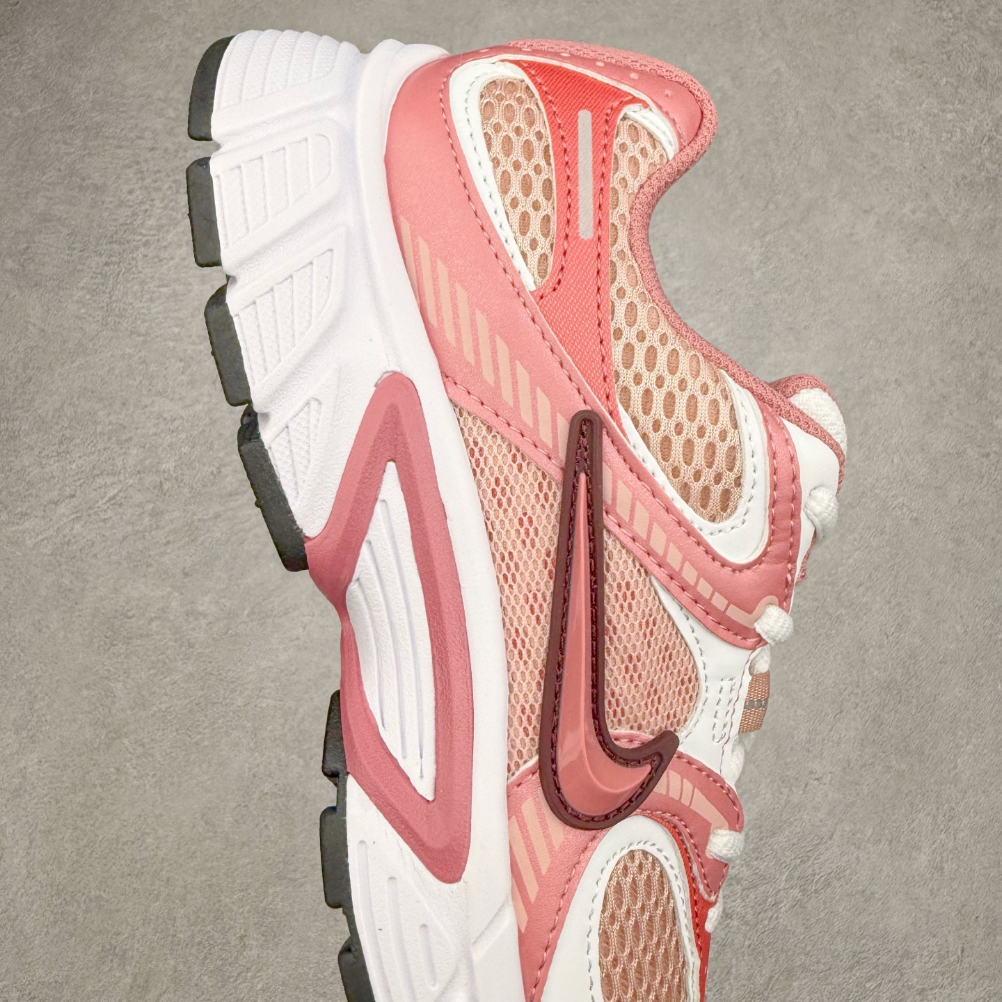 图片[6]-NK V5 RNR 舒适百搭防滑耐磨低帮跑步鞋 IH1980-140 舒适有型适合日常穿着 该鞋款延续千禧年经典设计搭载泡绵中底 厚实而轻盈匠心细节巧搭立体耐克勾标志焕新演绎复古跑鞋 鞋款从千禧年美学汲取灵感 混搭多种材质突显层次感立体感和传统跑步风范 尺码：36 36.5 37.5 38 38.5 39 40 40.5 41 42 42.5 43 44 44.5 45-选品中心