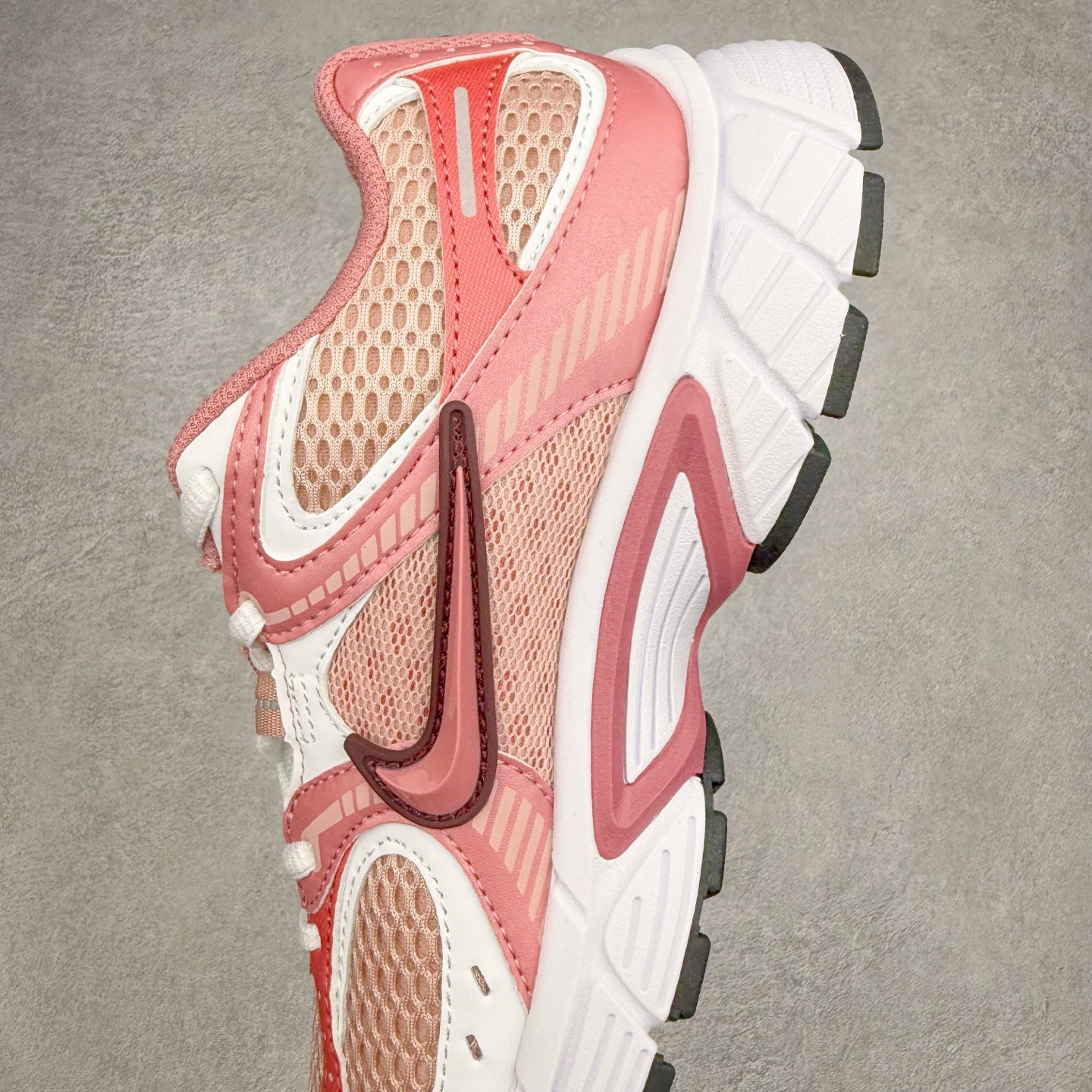 图片[7]-NK V5 RNR 舒适百搭防滑耐磨低帮跑步鞋 IH1980-140 舒适有型适合日常穿着 该鞋款延续千禧年经典设计搭载泡绵中底 厚实而轻盈匠心细节巧搭立体耐克勾标志焕新演绎复古跑鞋 鞋款从千禧年美学汲取灵感 混搭多种材质突显层次感立体感和传统跑步风范 尺码：36 36.5 37.5 38 38.5 39 40 40.5 41 42 42.5 43 44 44.5 45-选品中心