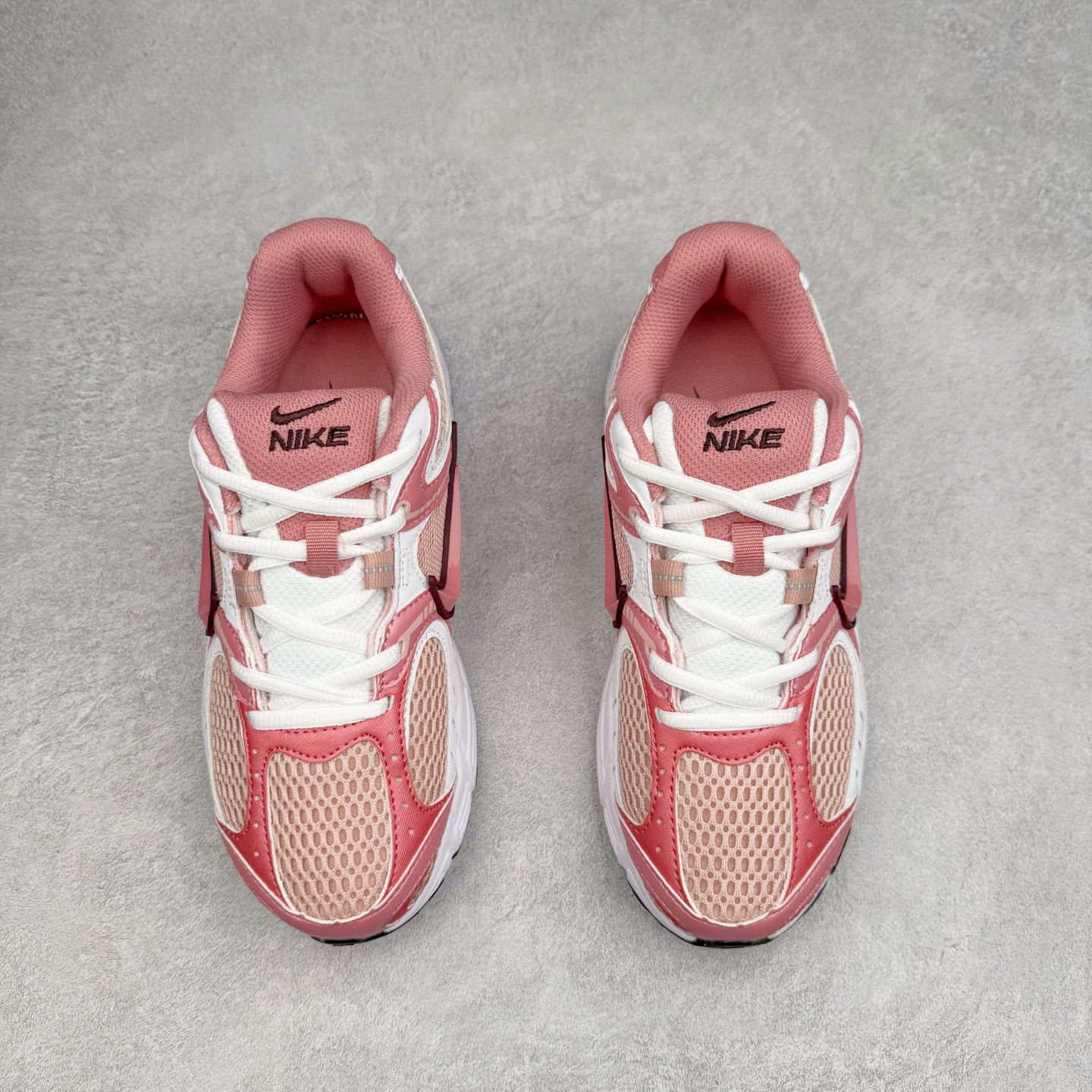 图片[2]-NK V5 RNR 舒适百搭防滑耐磨低帮跑步鞋 IH1980-140 舒适有型适合日常穿着 该鞋款延续千禧年经典设计搭载泡绵中底 厚实而轻盈匠心细节巧搭立体耐克勾标志焕新演绎复古跑鞋 鞋款从千禧年美学汲取灵感 混搭多种材质突显层次感立体感和传统跑步风范 尺码：36 36.5 37.5 38 38.5 39 40 40.5 41 42 42.5 43 44 44.5 45-选品中心