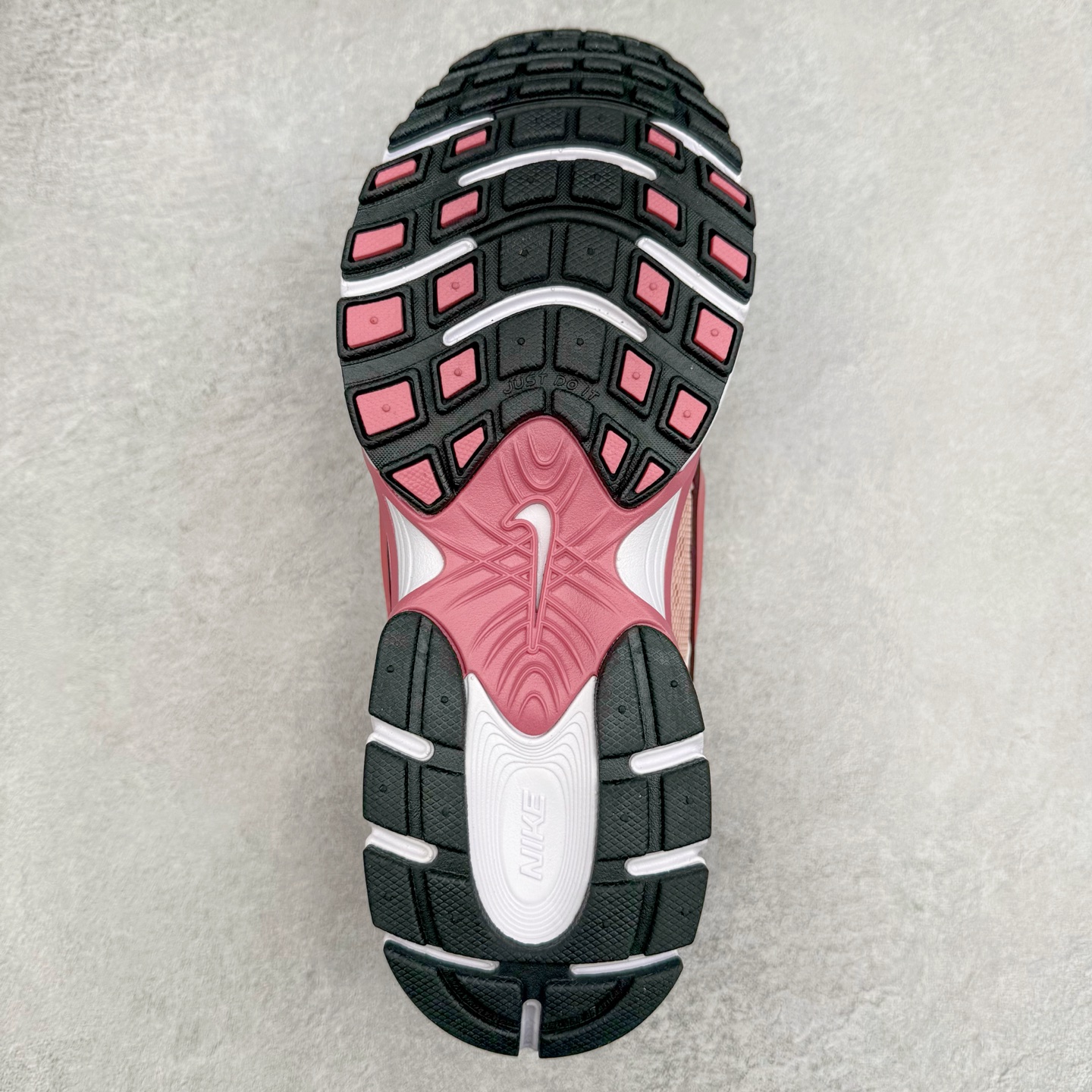 图片[9]-NK V5 RNR 舒适百搭防滑耐磨低帮跑步鞋 IH1980-140 舒适有型适合日常穿着 该鞋款延续千禧年经典设计搭载泡绵中底 厚实而轻盈匠心细节巧搭立体耐克勾标志焕新演绎复古跑鞋 鞋款从千禧年美学汲取灵感 混搭多种材质突显层次感立体感和传统跑步风范 尺码：36 36.5 37.5 38 38.5 39 40 40.5 41 42 42.5 43 44 44.5 45-选品中心