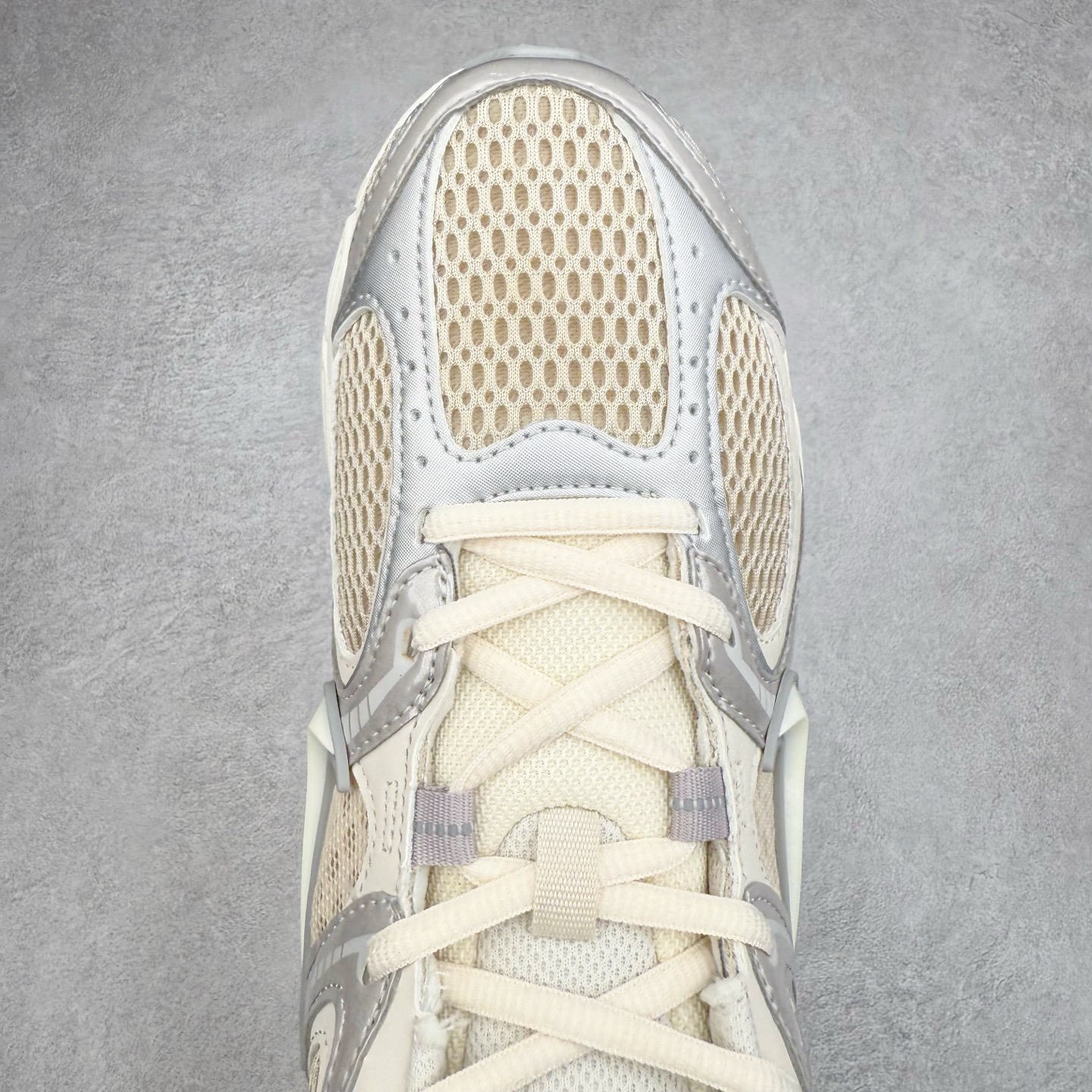 图片[4]-NK V5 RNR 舒适百搭防滑耐磨低帮跑步鞋 IF2330-001 舒适有型适合日常穿着 该鞋款延续千禧年经典设计搭载泡绵中底 厚实而轻盈匠心细节巧搭立体耐克勾标志焕新演绎复古跑鞋 鞋款从千禧年美学汲取灵感 混搭多种材质突显层次感立体感和传统跑步风范 尺码：36 36.5 37.5 38 38.5 39 40 40.5 41 42 42.5 43 44 44.5 45-选品中心