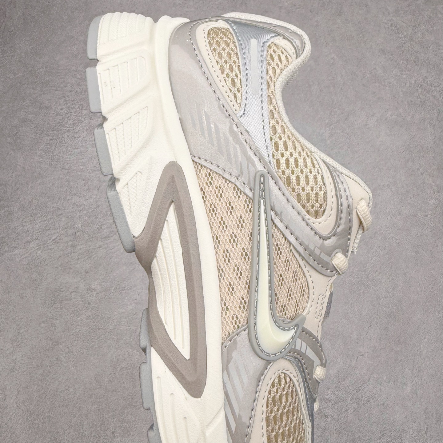 图片[6]-NK V5 RNR 舒适百搭防滑耐磨低帮跑步鞋 IF2330-001 舒适有型适合日常穿着 该鞋款延续千禧年经典设计搭载泡绵中底 厚实而轻盈匠心细节巧搭立体耐克勾标志焕新演绎复古跑鞋 鞋款从千禧年美学汲取灵感 混搭多种材质突显层次感立体感和传统跑步风范 尺码：36 36.5 37.5 38 38.5 39 40 40.5 41 42 42.5 43 44 44.5 45-选品中心