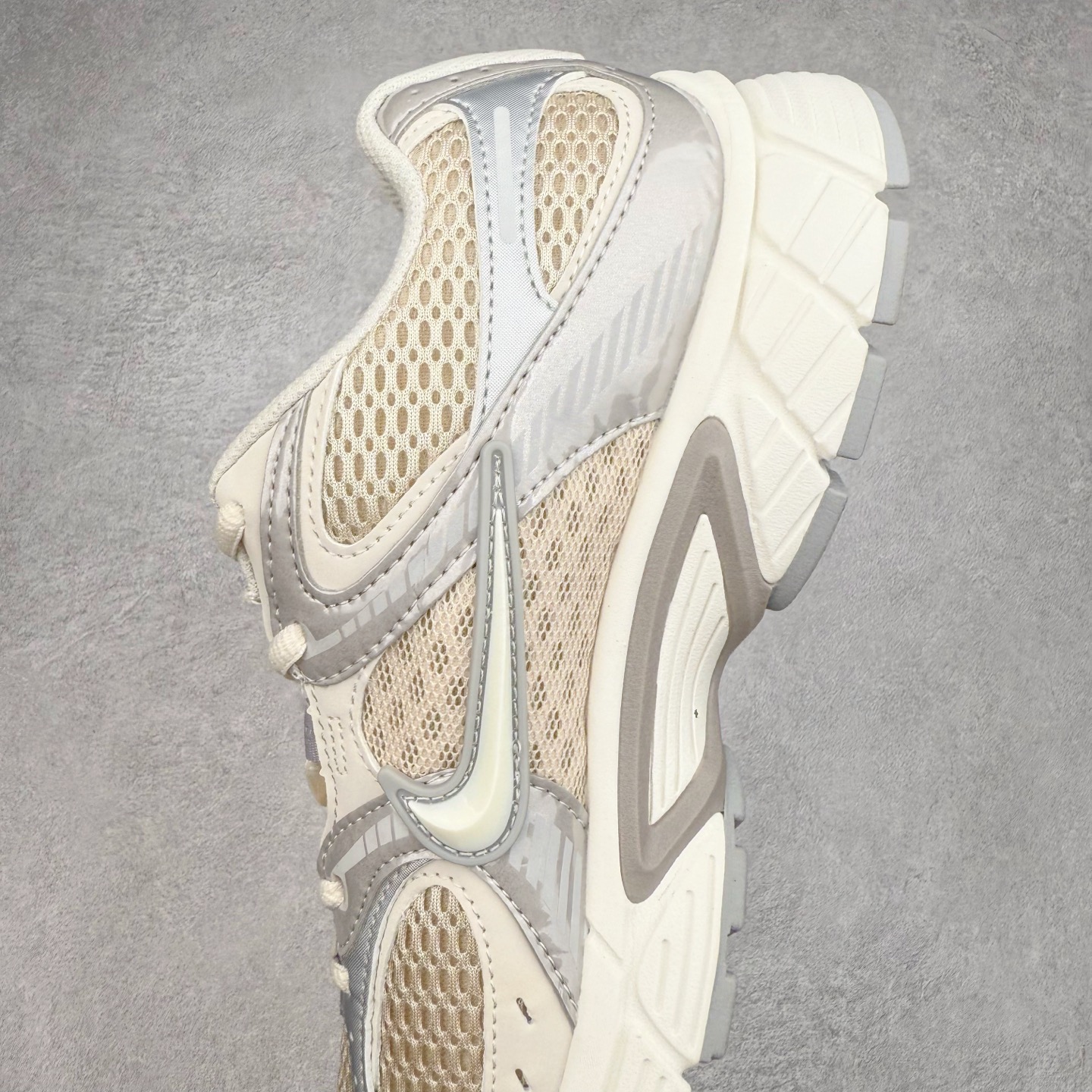 图片[7]-NK V5 RNR 舒适百搭防滑耐磨低帮跑步鞋 IF2330-001 舒适有型适合日常穿着 该鞋款延续千禧年经典设计搭载泡绵中底 厚实而轻盈匠心细节巧搭立体耐克勾标志焕新演绎复古跑鞋 鞋款从千禧年美学汲取灵感 混搭多种材质突显层次感立体感和传统跑步风范 尺码：36 36.5 37.5 38 38.5 39 40 40.5 41 42 42.5 43 44 44.5 45-选品中心